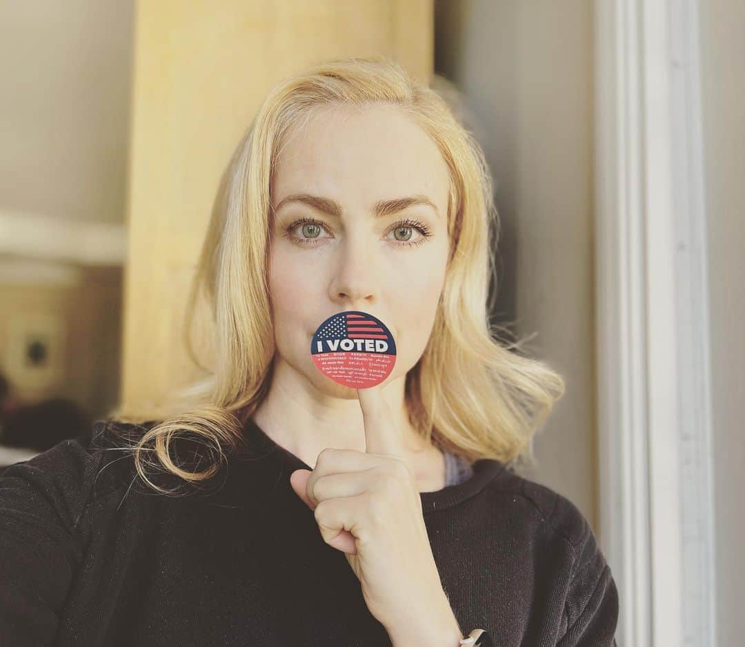 アマンダ・シュルのインスタグラム：「You know those people whose opinions you REALLY don’t agree with? Who want things to happen that you REALLY don’t? They voted. So should you. Don’t be silent. #vote」