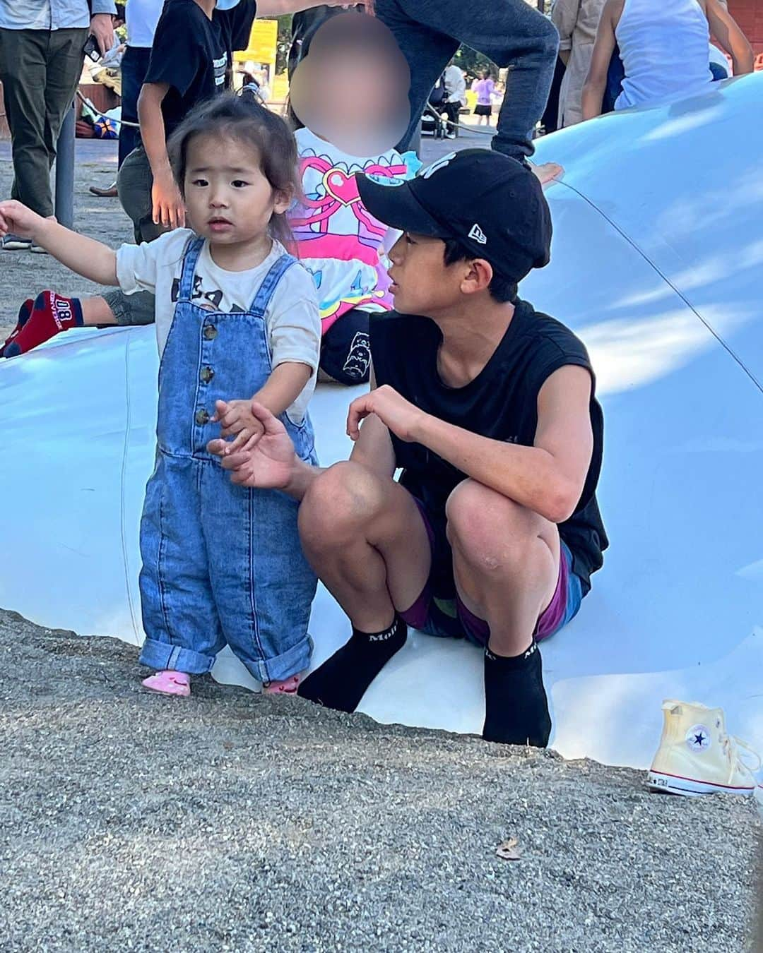 漆山亨のインスタグラム：「天気が良くてみんなで公園💨 遊んで、食べて最後はみんなの集中力見て楽しい1日でした😁😁 最後はーちゃんの哀愁漂う後ろ姿🤣🤣」