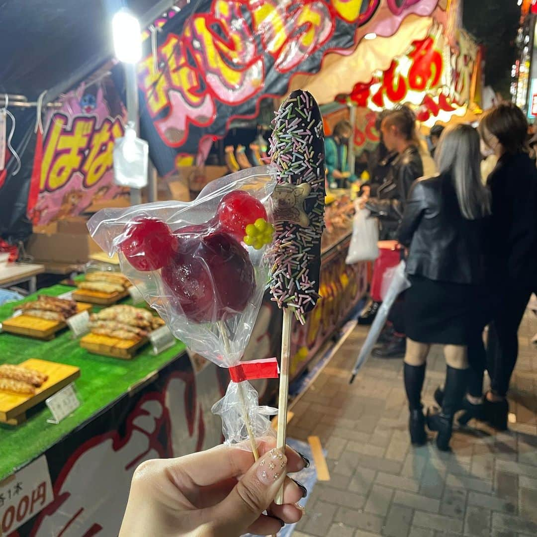 ききまるさんのインスタグラム写真 - (ききまるInstagram)「酉の市❤︎ . . 新宿歌舞伎町の横にある花園神社に行ってきたよ〜⛩ . 寒さに弱いので11月だしダウンおろした✨　@gap_jp  . . 冬のチョコバナナが大好物🍌🍫❤️ ミッキーのリンゴ飴は買っちゃうよ🍎そりゃ . . .  . ------------------------------  💖@kikigram_97 ←インスタ歴10年フォロワー43万人 💖 -13kgダイエット成功リバウンド無し 💖1997.08.21 168cm  骨格ウェーブandナチュラル　イエベ秋 💖猫と犬との幸せな暮らし 💖TikTok♪、Twitter🕊も  💖KADOKAWAさんから写真集発売中 ！詳しくはプロフィールのURLから . まだまだ広島投稿続きます❤︎ フォロー、保存、コメント嬉しいです✨      　@kikigram_97   ----------------------------- . . #酉の市　#酉の市2022 #新宿歌舞伎町　#歌舞伎町 #花園神社 #花園神社酉の市 #ニット帽　#ニット帽女子 #ニット帽コーデ #ビーニー女子 #ビーニー #gap女子 #gapダウン #ダウンジャケット #ダウン #ダウンコーデ #冬服　#冬服コーデ」11月4日 23時12分 - kikigram_97