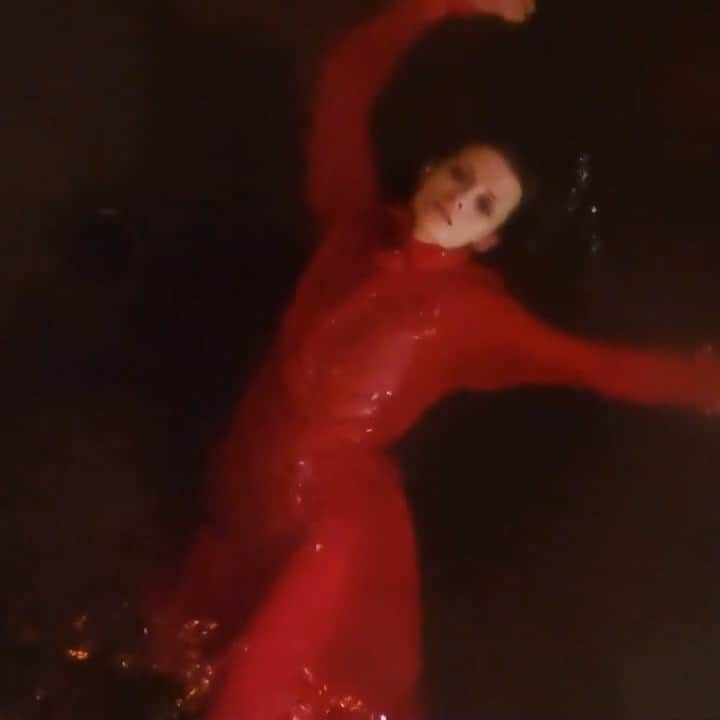 アナンダ・ジェイコブズのインスタグラム：「I would do just about anything for a music video. Especially going fully clothed into the water taking selfie videos through a misty cave when no one was looking. #musicvideo #airtobreathe #newalbumcomingsoon #reddress #reddrum #redrum #nohorrorjustlove」