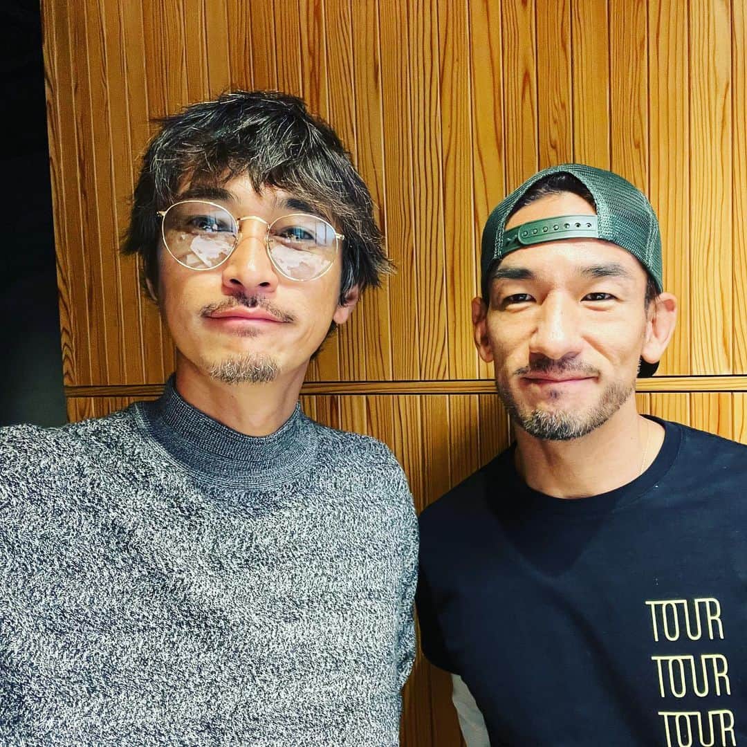 窪塚洋介のインスタグラム：「with 中田英寿さん  お酒のことや陶芸のこと、ビジネスのこと、 様々にホントに博学でとてもいい刺激頂きやした。  ⚽️今日もまた新たなフェーズでキックオフ✨」