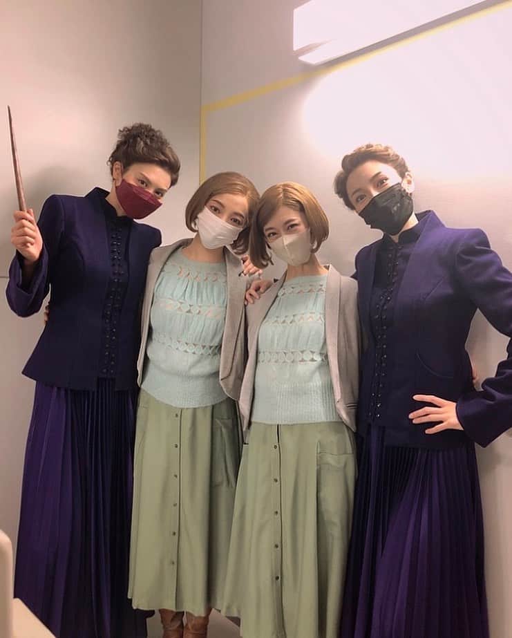 白羽ゆりのインスタグラム：「昨日は終演後にあるお仕事があって全員ではないんですが、みんな揃いました！  扮装写真で2人揃うのは最初で最後なんじゃないかな？って思います。  嬉し過ぎて皆んなで写真撮りました‼️  ダブルキャストというのは今回が初なのでどんな感じかなと思ってたけど、馬渕っちゃんジニーには迷惑かけてしまったのも含めて本当にありがとうという気持ちでいっぱいです。  ハーマイオニーの2人も最高。  ちぎちゃん(早霧)は宝塚から一緒だし、べっぴー(中別府)は、日々私を笑わせてくれる🤣  キャストに恵まれた舞台ハリーポッター。大変な作品だからこそ、このメンバーで良かったなと心から思う🥰」