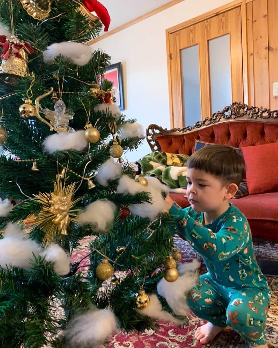 Leiki Uedaのインスタグラム：「Today is another recording day but the first thing I do in the morning is to decorate the Christmas tree with my kids. 🎄」