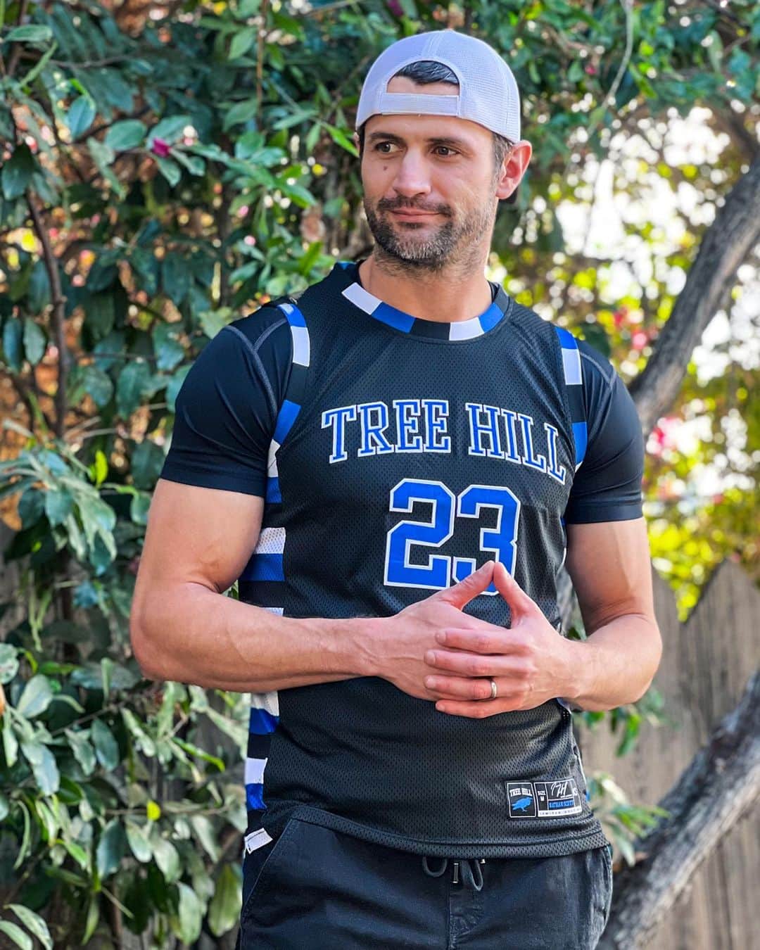 ジェームズ・ラファティのインスタグラム：「LAST DAY to get your autographed (or not autographed) Ravens jersey. Follow the link in my bio to get yours before the campaign ends and keep yourself or furry friend game ready. You’ll also be supporting @t1international and their mission to make insulin more affordable to people living with T1 diabetes. Win/win for your wardrobe and the world.   Thank you so much to everyone who’s already grabbed theirs. Very much looking forward to getting these out to you as soon as they’re ready! Much love!! ❤️🏀🙌 #insulin4all」