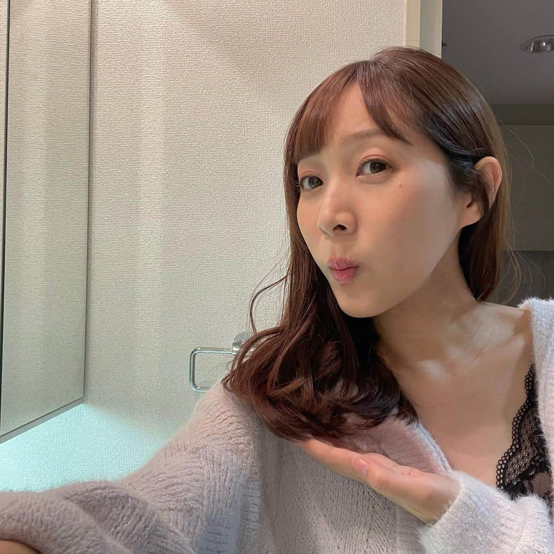 小野澤玲奈さんのインスタグラム写真 - (小野澤玲奈Instagram)「咳がコンコンで眠れないので どうでもいい報告をします。  前日までこ〜んなに長かった髪を こんなにさっぱり切りました💇‍♀️  ３か月も放ったらかしにしてたので みっちり２時間半。 美容師さんはふらつきながら 「長い時間お疲れさまでした」と言ってたけど 完全にこっちのセリフです笑笑  お陰様でうるツヤ🥰  最近夜に咳が出始めちゃうと止まらない🙊困った  #髪を切った  #どうでもいい報告  #すっかりクリスマス仕様  #クリスマスビュッフェ  #クリスマス飾り」11月5日 3時24分 - reina.onozawa