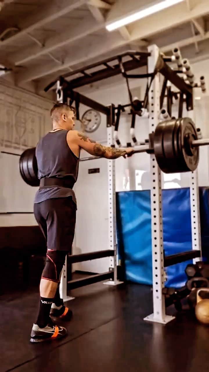 ザッキー・ヴェンジェンスのインスタグラム：「Just a little 2 rep pr @285 with @thekennymiller #frontsquat #heavy #evenmorejacked #lightweightbaby💪 #kneesout #dontknowtheartist」