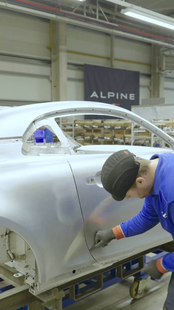 ルノーのインスタグラム：「Do you know why an #AlpineA110 is so light and agile in all circumstances? 🪶 Because its body is made of aluminium and weighs less than 200kg at this stage of the production process. Johan and Alexandre, our operators from the Manufacture @alpinecars Dieppe Jean Rédélé in France, are installing the doors and closures of the car with precision. #PassionIndustry」