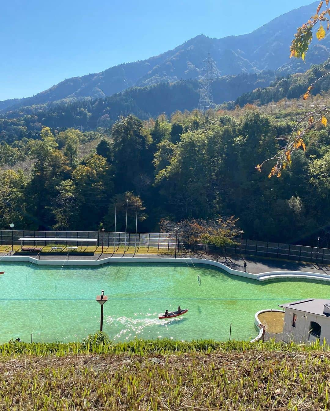 藤嶋大規さんのインスタグラム写真 - (藤嶋大規Instagram)「11月3日 山梨県の小学生を対象とした未来のトップアスリート発掘事業にスタッフとして参加してきました。 参加した子どもたちは約100人の中から選ばれた20人の子ども達なので上達の早さはさすがだなと思いました。 子ども達とリレーをしたりカヌーで綱引きをしたりしてカヌーの楽しさを伝えることができました。 最後にスプリント艇にも乗ってもらいレーシング艇の難しさも知ってもらいました。  #canoesprint #カヌー #カヌースプリント #アスリート発掘プロジェクト #小学生」11月5日 7時02分 - canoe_hiroki