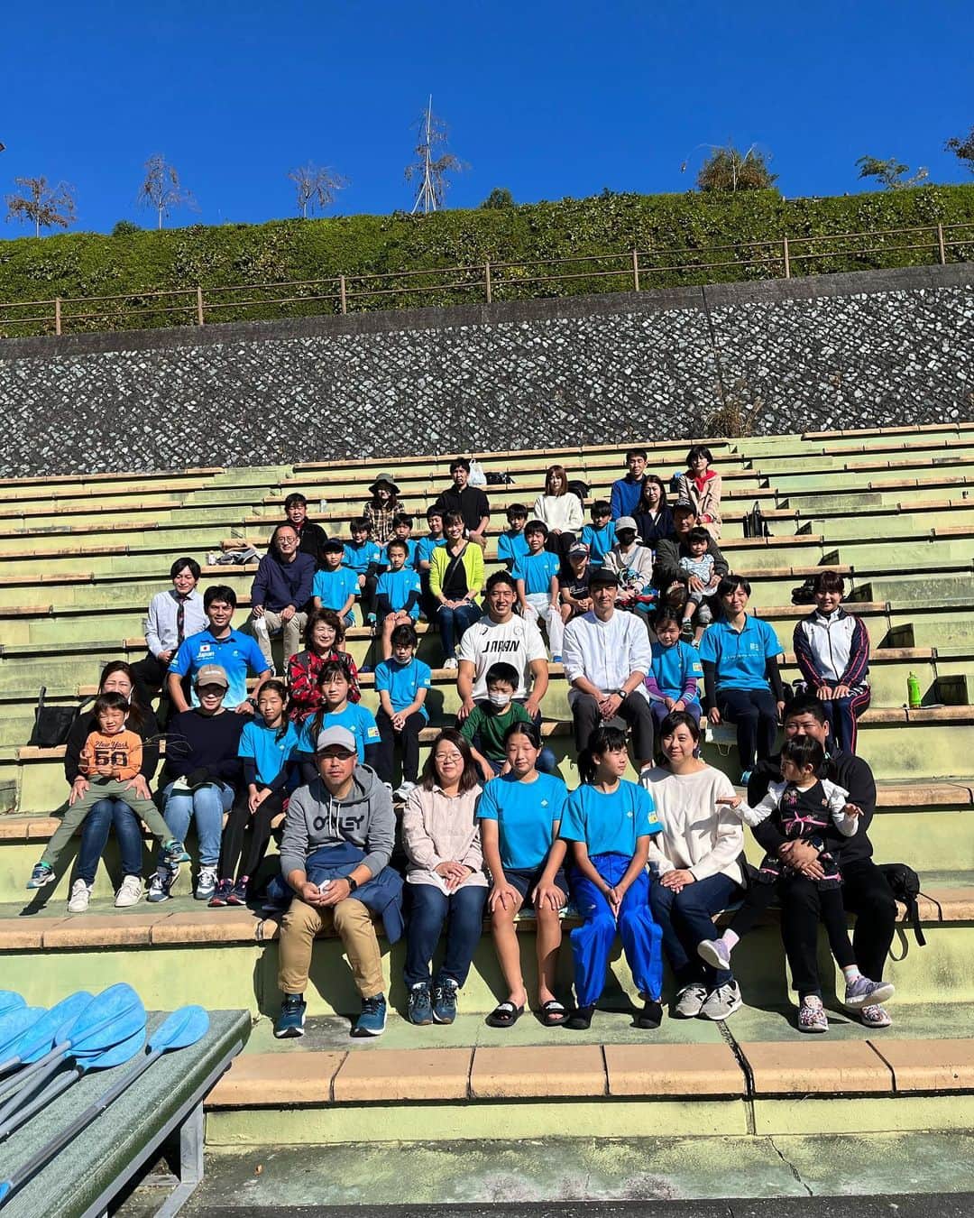 藤嶋大規のインスタグラム：「11月3日 山梨県の小学生を対象とした未来のトップアスリート発掘事業にスタッフとして参加してきました。 参加した子どもたちは約100人の中から選ばれた20人の子ども達なので上達の早さはさすがだなと思いました。 子ども達とリレーをしたりカヌーで綱引きをしたりしてカヌーの楽しさを伝えることができました。 最後にスプリント艇にも乗ってもらいレーシング艇の難しさも知ってもらいました。  #canoesprint #カヌー #カヌースプリント #アスリート発掘プロジェクト #小学生」