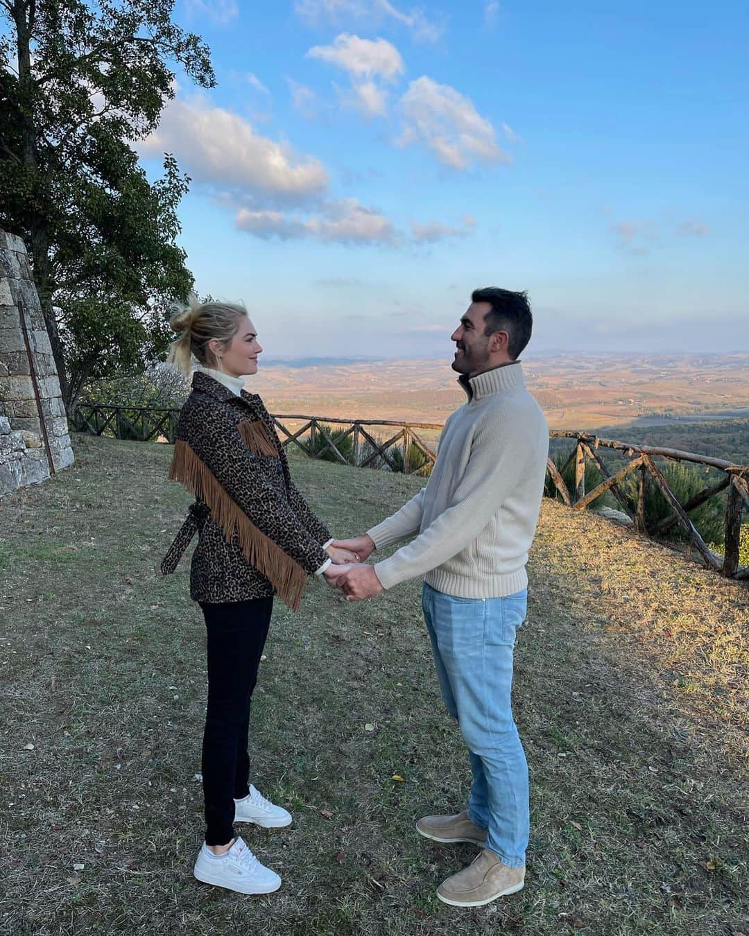 ケイト・アプトンのインスタグラム：「5 years down… forever to go! Life with you never gets old. I love you @justinverlander.  Happy Anniversary! ❤️❤️❤️❤️❤️」