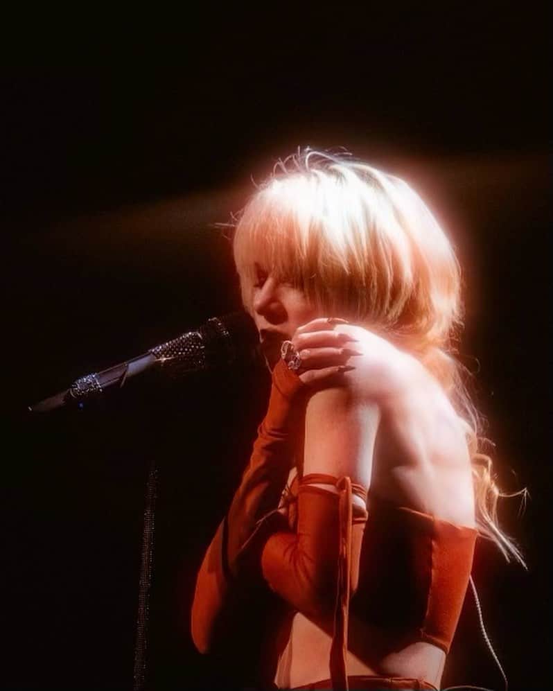 カーリー・レイ・ジェプセンのインスタグラム：「Another week on the road and I’m a little teary thinking we only have two shows left. How did that happen? I’ve gotten used to living on buses and waking up in different hotel rooms. Passing from town to town w my touring family and getting to see and hear all of you singing back to us louder each night. Canada and some family time was a real highlight along the way. Thank you so much - it really has been So Nice. Portland, Seattle, Vancouver and Madison and tonight it’s Kansas City! Let’s go!   PS if my nephew isn’t the cutest little human ever… I don’t know what cute is   PPS Dracula and a dinner date for one is how I decompress - judge me not」