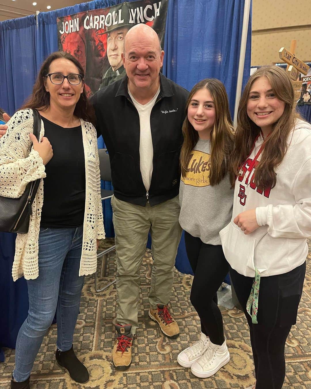 ジョン・キャロル・リンチのインスタグラム：「This is @emmaf.514 and her family with me at @ricomiccon come on by.」