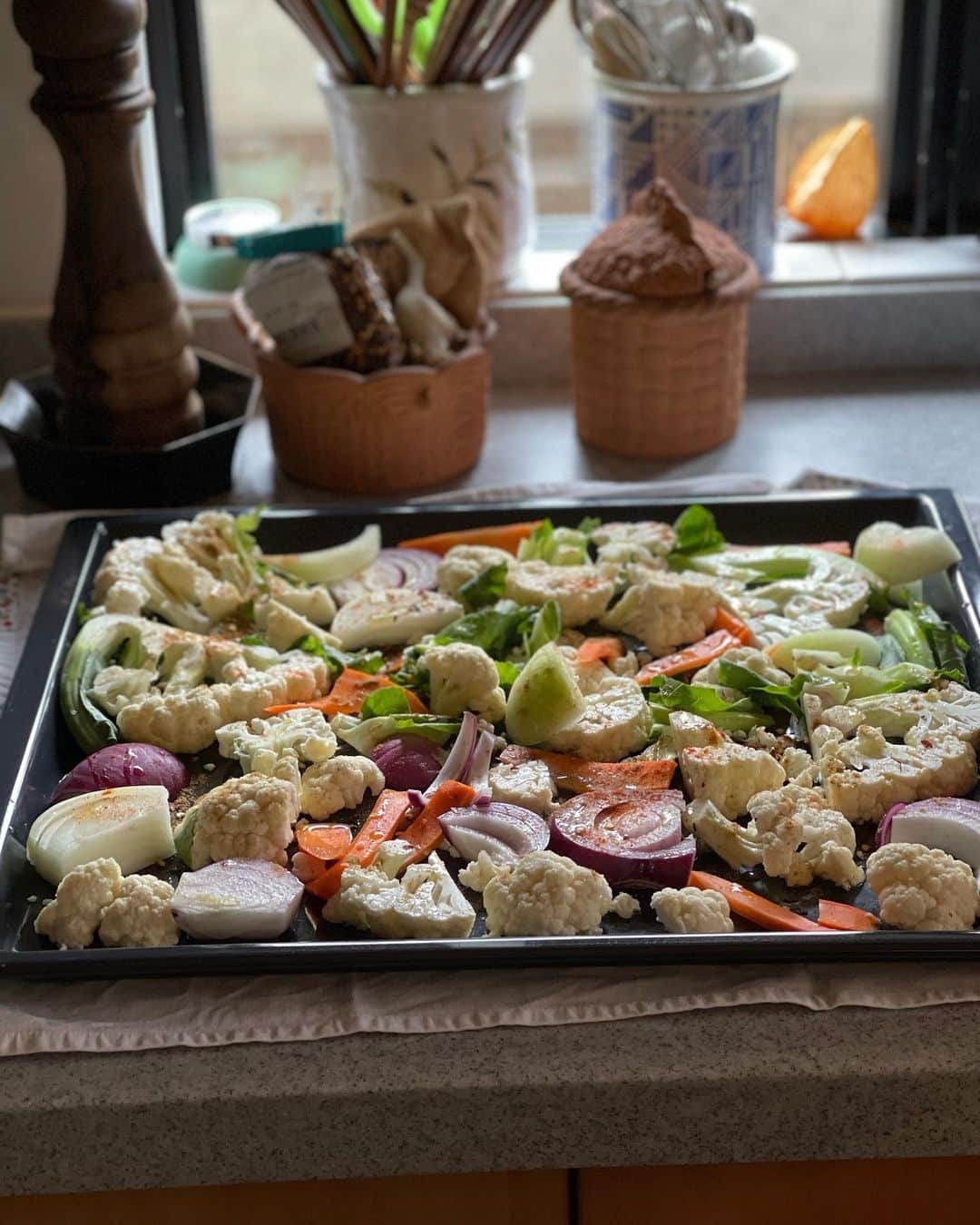 結城アンナさんのインスタグラム写真 - (結城アンナInstagram)「オーブンローストした野菜🥦をいつものサラダに加えると腹持ちの良いワンプレートになります👍オーブンの予熱200℃➡️切った野菜をオーブントレーに並べて➡️オリーブオイル、海塩、ブラックペッパー、好みのスパイスを野菜に混ぜて➡️30分👍Add roasted veggies to your salad for a warm & satisfying one plate meal 🥦🍠🧅🌶🍆🥕  🕊Peace & Kindness, may all your dreams come true🕊  #野菜 #サラダ #veggies #ヘルシーメニュー #健康 #健康食 #健康ごはん」11月5日 8時16分 - ayukihouse