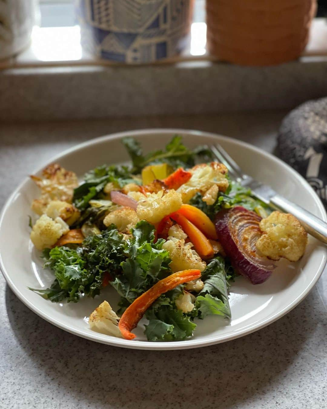 結城アンナさんのインスタグラム写真 - (結城アンナInstagram)「オーブンローストした野菜🥦をいつものサラダに加えると腹持ちの良いワンプレートになります👍オーブンの予熱200℃➡️切った野菜をオーブントレーに並べて➡️オリーブオイル、海塩、ブラックペッパー、好みのスパイスを野菜に混ぜて➡️30分👍Add roasted veggies to your salad for a warm & satisfying one plate meal 🥦🍠🧅🌶🍆🥕  🕊Peace & Kindness, may all your dreams come true🕊  #野菜 #サラダ #veggies #ヘルシーメニュー #健康 #健康食 #健康ごはん」11月5日 8時16分 - ayukihouse