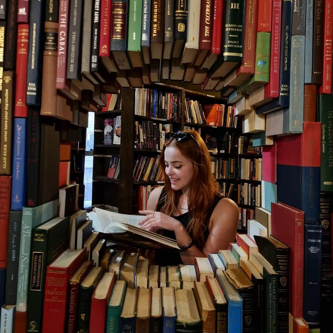 ゴーダ・ブトクテのインスタグラム：「I like big books and I cannot lie. . . . . #books #thelastbookstore #losangeles #california #booktok #booksaddict #reader #tourlife #givememorebooks #book」