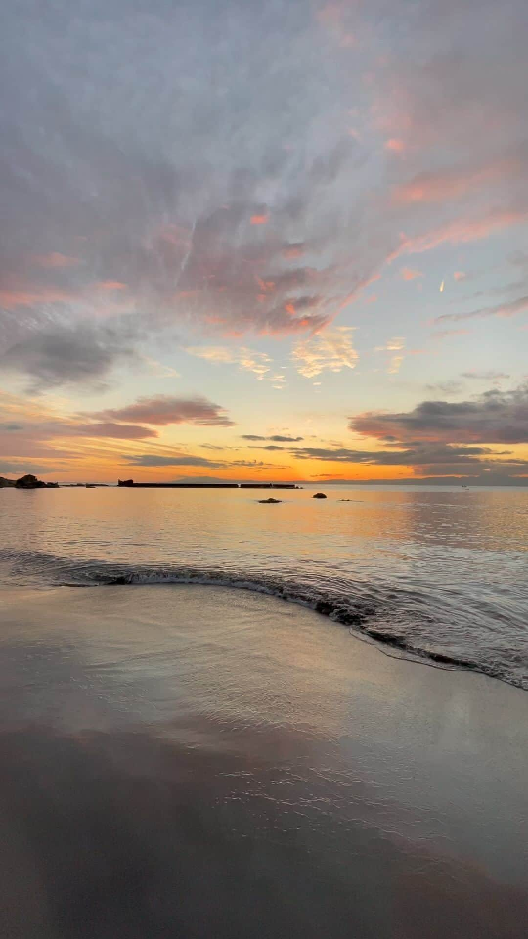 leo7000のインスタグラム：「これから年末までバタバタな人に癒しを🌅🌄  #sunset #sea #shonan #best_moments_sunset #japan_sunset_worldhubphoto #sunset_sunrise_beautiful #bestpicturesgallery #sunset_today #super_sunset_channel #loves_united_sunset #ig_skylovers #moon_sunset #total_sunset #world_great #ww_skylovers #sunset_planett #iskyhub #photo_beaches #splendid_clouds #fav_skies #live_your_sunsets #love_all_sky #sky_mania_ #world_bestsky」