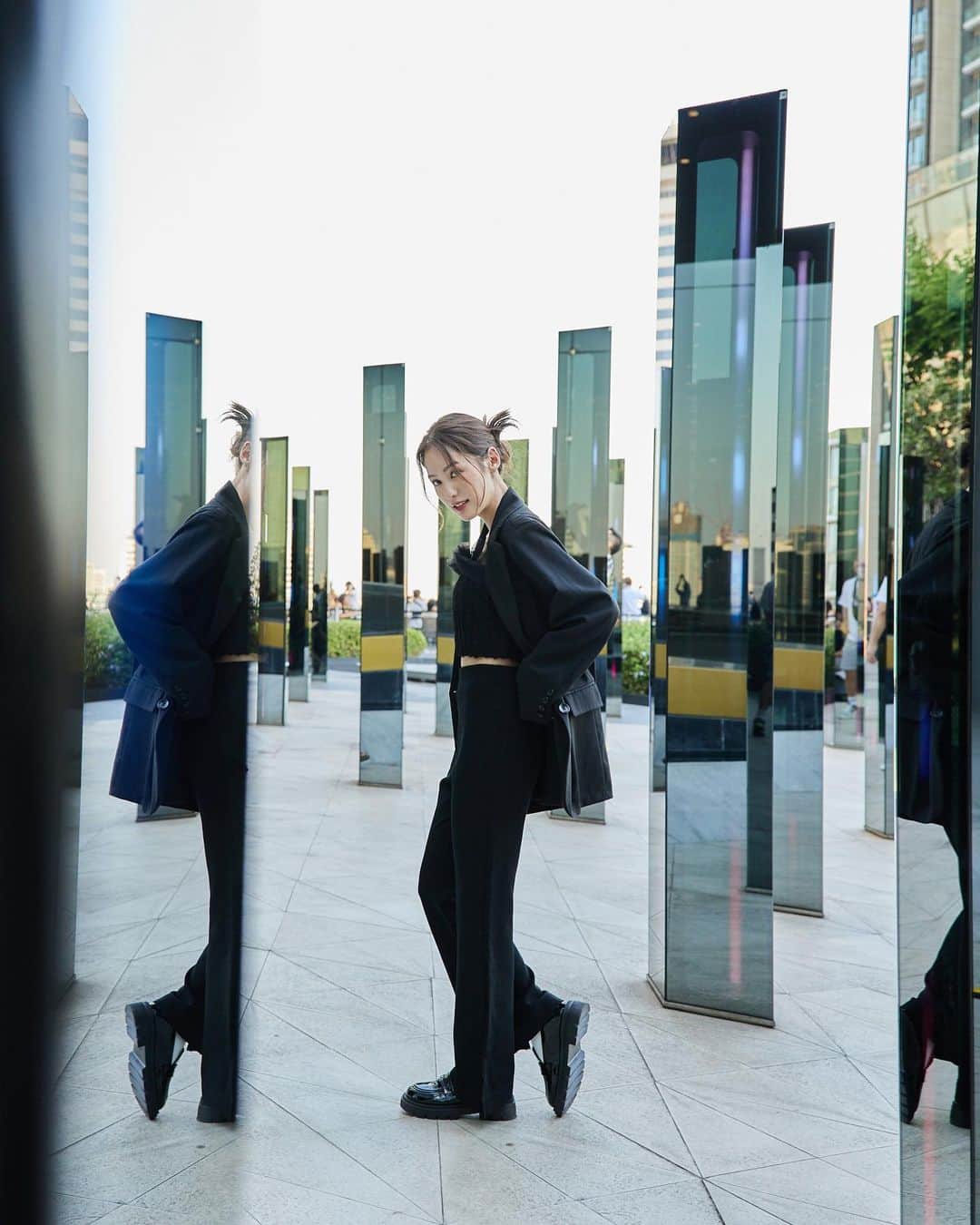 PIMTHAのインスタグラム：「Now I'm here blinking in the starlight ✨ ที่ #CatchTheLightImpossible ท้าจับแสงที่ไอคอนสยาม 💡✨  Bangkok Illumination 2022 & ICON Luminaire ลมหนาวมาแล้วว มาเที่ยวเทศกาลไฟระยิบระยับริมแม่น้ำเจ้าพระยา เฉลิมฉลองสองเดือนสุดท้ายแห่งปีกัน  ชาว content creator ห้ามพลาด! มา📷 SHOOT Photo or VDO content ปังๆ ที่งาน Bangkok Illumination 2022 & ICON Luminaire  ✔️ ติด #BKKillumination2022 📍 TAG Location @ICONSIAM 🔗 SHARE โพสต์ลงบน Instagram Feed หรือ TikTok ช่องทางใดช่องทางหนึ่ง  🎁🎁🎁 รับเลย! SIAM Gift Card มูลค่า 100 บาท! 🎁🎁🎁 ณ จุดแลกรับรางวัล ชั้น M หน้าร้าน ZARA 📅 ร่วมสนุกได้ตั้งแต่ 4 พ.ย. 65 - 25 ธ.ค. 65  ชี้ 3 พิกัดจับแสงที่ไอคอนสยาม ✨ Bangkok Illumination 2022 ณ River Park ชั้น G ✨ ICON Luminaire ณ ICONSIAM Park ชั้น 2 ✨ INFINITY FOREST By SOFTlab ณ นภาลัย เทอร์เรซ ชั้น 7  *จำกัด 1 ท่าน / 1 สิทธิ์ / 1 Account / 1 ช่องทางการร่วมกิจกรรม **จำกัด 500 สิทธิ์ ตลอดรายการ ***เงื่อนไขเป็นไปตามที่บริษัทฯ กำหนด  #ICONSIAM #ICONSIAMBangkokIllumination #ICONLUMINAIRE #InfinityForest」