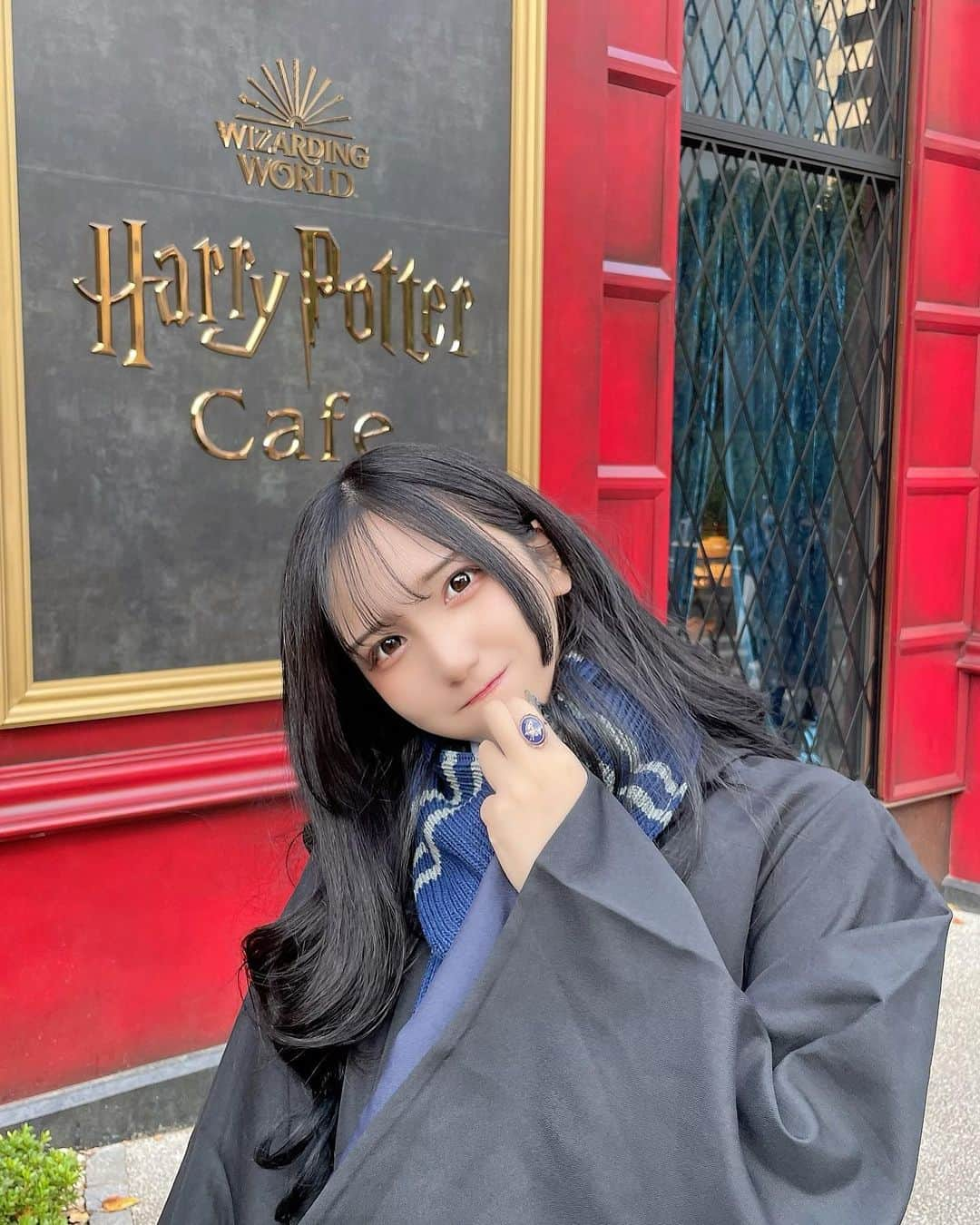 稗田智優のインスタグラム：「Harry Potter🕊🪄︎︎🎓💙 ． カフェは来月行くので今回は行けてません🥹♡笑 一気にハリポタの世界観に魅了されてしまって勢いで舞台もチケット取ったよ！🎫 来年の公演だけど今からすっごく楽しみ〜〜〜ᐡ ̳ᴗ ̫ ᴗ ̳ᐡ♡ ． USJのハリポタエリアも好きだけど 赤坂もかなりクオリティ高くて 本当にテンションあがった〜〜❤️‍🔥 カフェと舞台でまだあと2回は行く予定！せっかくローブ買ったからUSJもこれで行きたいなあ🎵 ． #ハリポタ #ハリポタカフェ #harrypotter #ハリポタ赤坂」