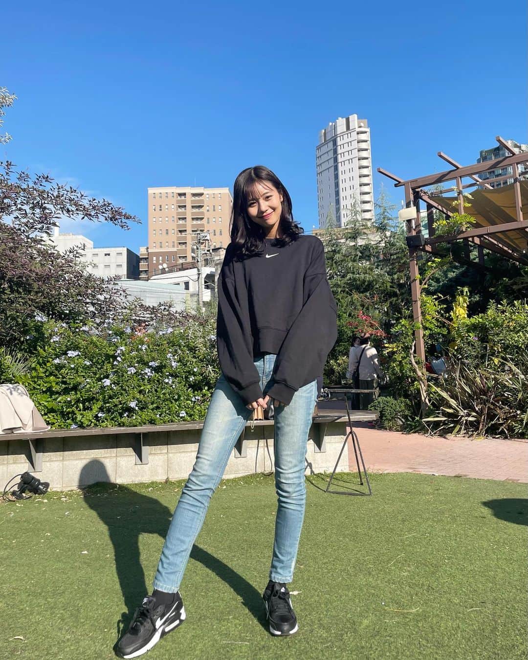 杉浦みずきのインスタグラム：「. 「今日は天気が良いからお外でピクニックだ〜！コーデ」 （ピクニックはしてません。笑）  ずっと芝生に座ってポカポカしてた☺️」