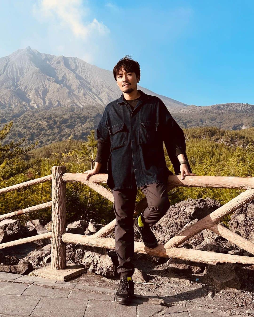 小柳津林太郎さんのインスタグラム写真 - (小柳津林太郎Instagram)「Sakurajima, Kagoshima, Japan!  久々の鹿児島。雄大な自然にいつも感動させられます。有村溶岩展望所にて。  有村溶岩展望所 099-298-5111 https://maps.app.goo.gl/MqiuHREX1uPsyuor6?g_st=ic  Photo taken by @nagatataisuke   #sakurajima #kagoshima #japan #volcano #桜島 #鹿児島 #日本 #火山 #有村展望所」11月5日 19時17分 - rinsta_gram1002