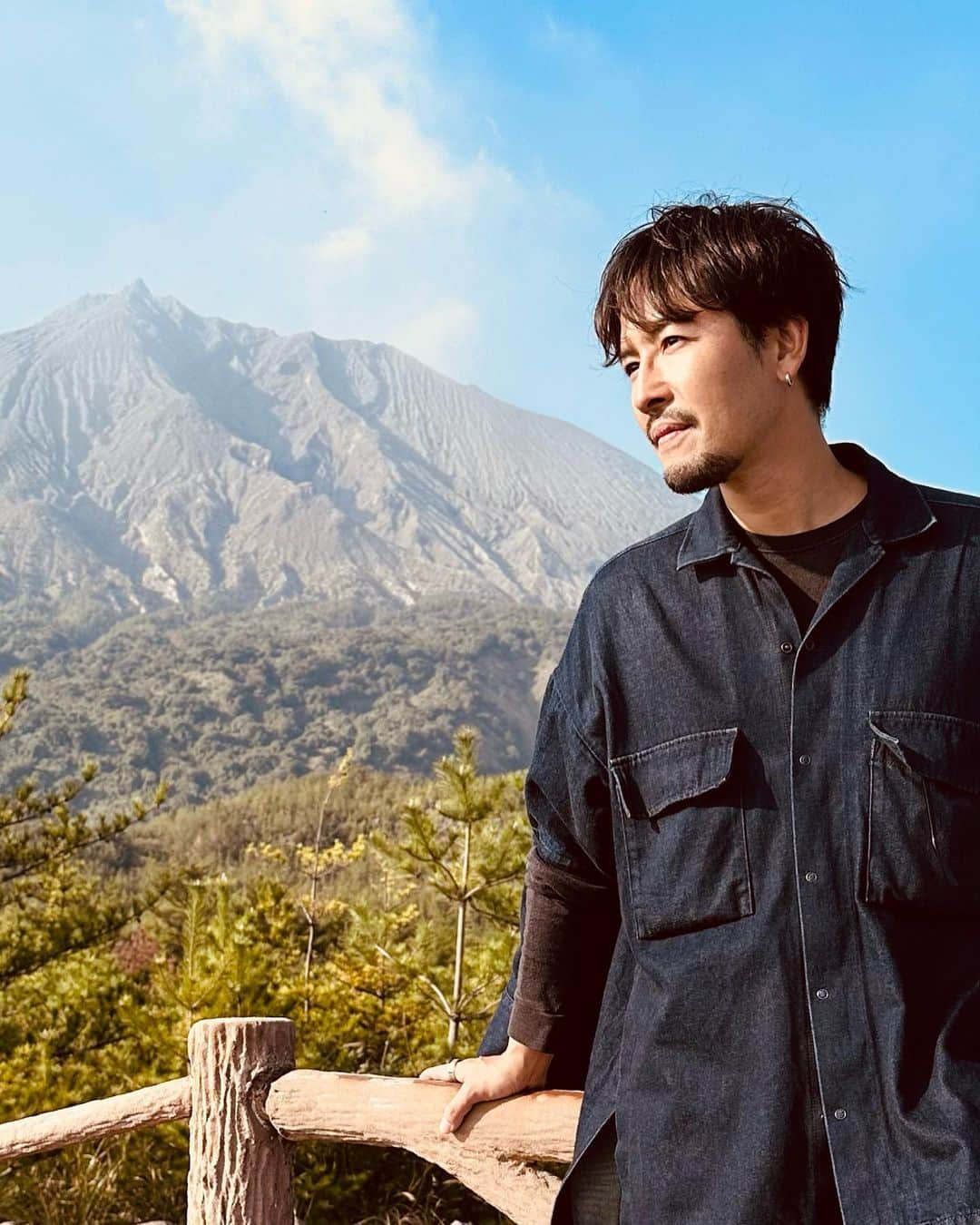 小柳津林太郎のインスタグラム：「Sakurajima, Kagoshima, Japan!  久々の鹿児島。雄大な自然にいつも感動させられます。有村溶岩展望所にて。  有村溶岩展望所 099-298-5111 https://maps.app.goo.gl/MqiuHREX1uPsyuor6?g_st=ic  Photo taken by @nagatataisuke   #sakurajima #kagoshima #japan #volcano #桜島 #鹿児島 #日本 #火山 #有村展望所」