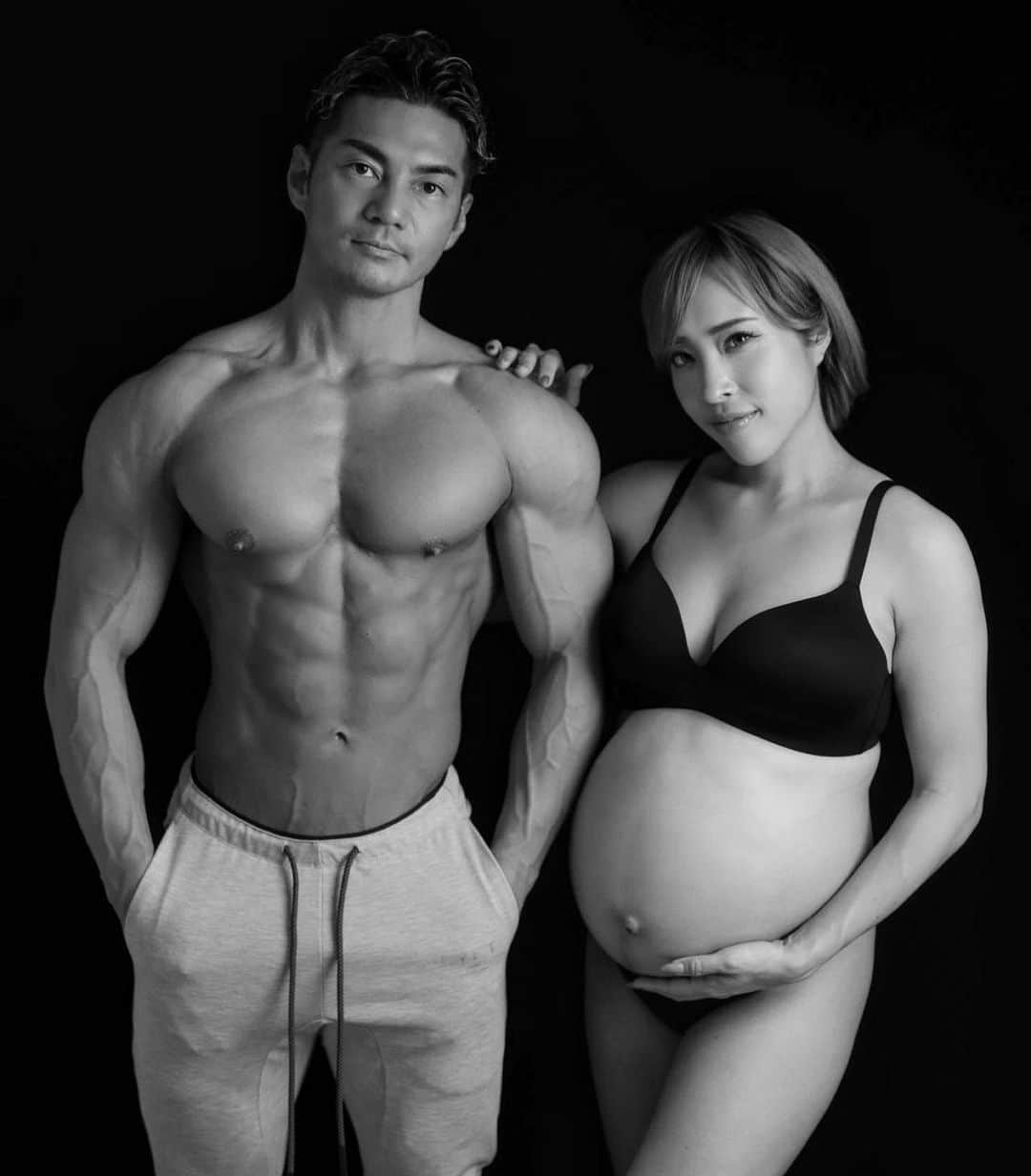 渋谷美穂さんのインスタグラム写真 - (渋谷美穂Instagram)「マタニティフォト🤰 もちろんパパも脱いでもらいました😂🫱🏼‍🫲🏾✨ お気に入りの一枚📸🥀  写真を撮ってくださったのは 【 @bebecheri_newborn 】 【 @sayurin.0801 】さゆりさん #8人のママ ⁡ スタジオにはたくさん衣装があって いろんなパターンを着せてもらいました🥹💓 ⁡ 私の希望で、キャラになくふわふわラブリーなのも 撮らせてもらったのでまた更新します🥰💕てへ ⁡ 子供が産まれたら出張ニューボーンフォトも お願いさせてもらいます👼🏻 楽しみだぁ😚🫧✨ ⁡ ⁡#べべシェリ東京 #マタニティフォト#マタニティフォト撮影  #妊娠#妊婦#マタニティ#マタニティライフ #第一子#出産#妊娠9ヵ月 #プレママ#34w5d ⁡#妊娠34週 ⁡ #ボディメイク#コンテスト#筋トレ#筋肉#コンテスト#トレーニング#フィギュア#筋トレ女子#フィットネス#減量#腹筋#腹筋女子#abs#fitness#figure#ifbbpro」11月5日 19時25分 - miho_fitness