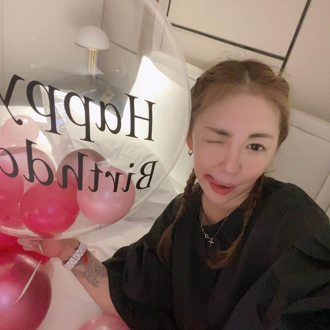 詩音さんのインスタグラム写真 - (詩音Instagram)「先日は娘の誕生日で、前日からwith kidsのガールズナイト(レディースナイト？)へと出掛けていました。到着するとなんとお部屋が可愛いバルーンでいっぱい😍🎈  Thank you for the birthday surprises for my daughter🎈and a fantastic dinner🍽最高に楽しい夜でした！私達を繋げてくださった方々やこの日を実現させてくれた皆様に改めてお礼を申し上げます💜沢山の出逢いに感謝！   元町や中華街、横浜近郊でお肌の事でお悩みの方は是非一度 @sclinicyokohama さんへ🏥 @dr.r.shinoda 先生や照射をしないホワイトニングで有名な @smileywhitening 先生もいらっしゃる日もあってとにかく素敵なクリックです✌🏻  #sclinic #yokohama #motomachi #yokohmachinatown #詩音 #SHION #baysidediva」11月5日 19時33分 - shion_baysidediva