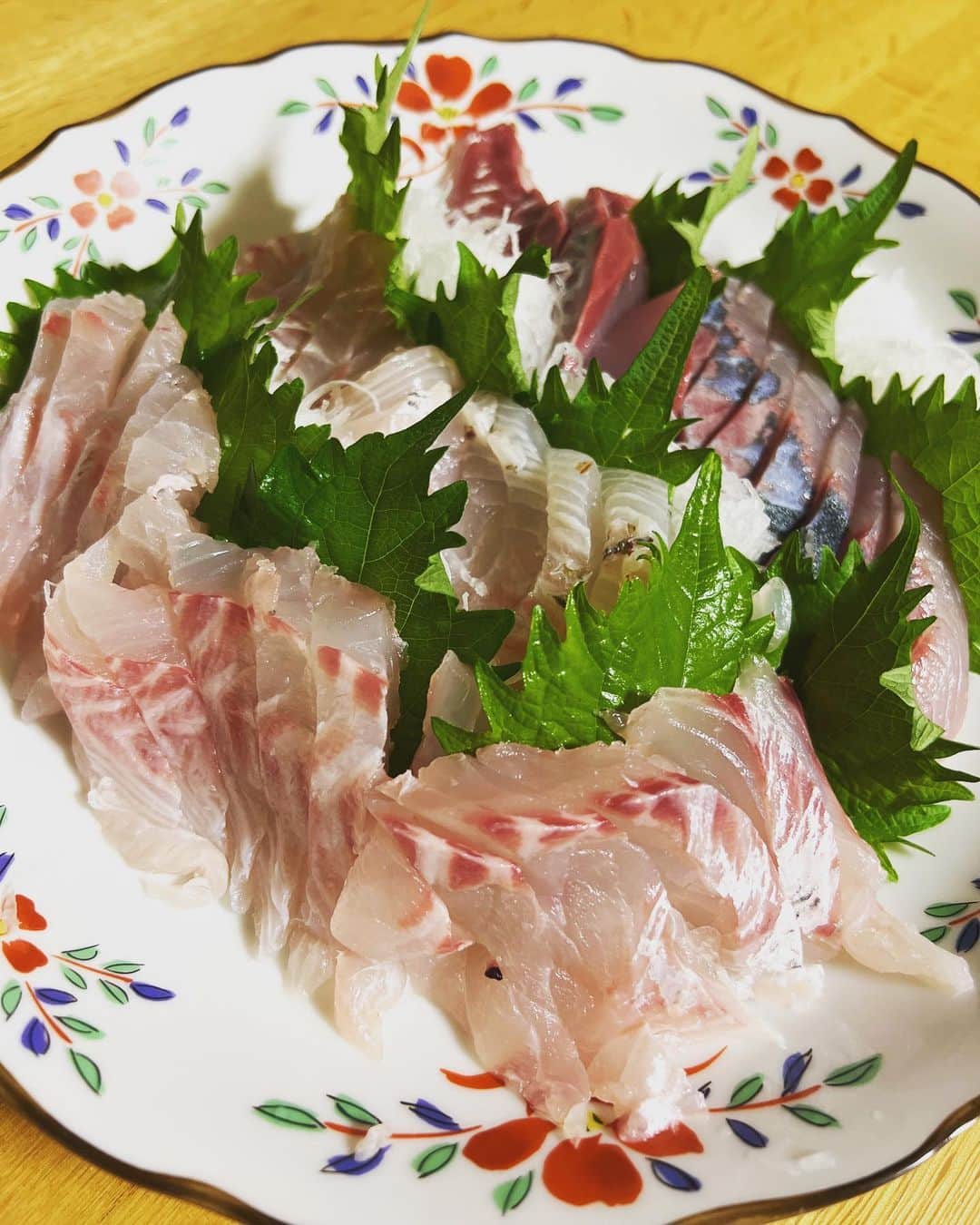 小林優介のインスタグラム：「釣ったお魚。タイはお刺身、イナダは刺身とイナ大根になりました。臭みが全くなく最高でした。 #釣り　#fishing」