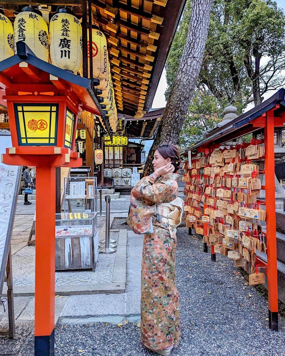 石井里奈さんのインスタグラム写真 - (石井里奈Instagram)「京都で行ったもう一つの場所は、安井金比羅宮✨⛩ 縁切り縁結び碑が有名で、願い事を念じながら穴を通って戻ると、悪縁を断ち切って良縁を結んでくれるみたい🫶 それは仕事でも恋愛でも何事でも。 結構並んでる人気スポットで今回初めて！予想以上に穴小さくてびっくりしたけど、無事に通れました👏 （お着物はクリーニング保証つけてます） . 気持ち的な問題かもしれないけど、なんとなくここに行ってからいいこと沢山あった気がする！（21万人になったり欲しかった物が買えたり）だからこれからが楽しみです♡笑33歳いい歳になりますように☺️💕 . #そうだ京都行こう #安井金比羅宮 #京都 #kyoto #京都旅行 #着物 #着物レンタル #kimono #japanesegirl #パワースポット」11月5日 19時37分 - ri7tin1025