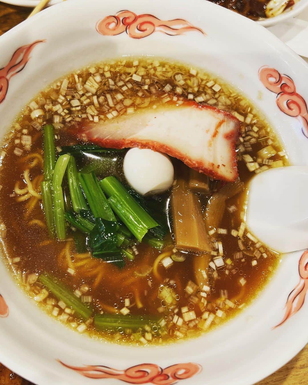 小林優介のインスタグラム：「西葛西駅前「ラーメン若」ちゃーはん天野おすすめ店、舐めてた…美味すぎる。特に醤油ラーメン。スープがめっちゃ懐かしい味なのに古い感じがしない絶妙な塩梅。正直醤油で感動することないけどここは感動！チャーハンも具沢山で美味しい。飲みながらつまむ人もガッツリ食べる人も全ての人種を飲み込む懐の広いお店。是非行ってみて。#ラーメン　#醤油ラーメン#rahmen #japaneesenoodle #西葛西」