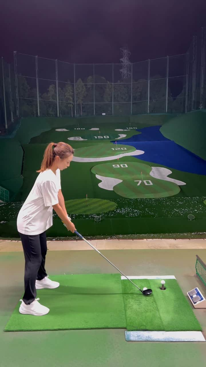 萩原菜乃花のインスタグラム：「5番ウッド⛳️ 昨日今日って2日連続ラウンドだったけど 涼しくなってきたから全然疲れない〜😆💗  #ゴルフ#練習#ゴルフ女子#打ちっぱなし#打ちっ放し#スイング動画#ゴルフスイング#ゴルフ男子#ゴルフ練習」