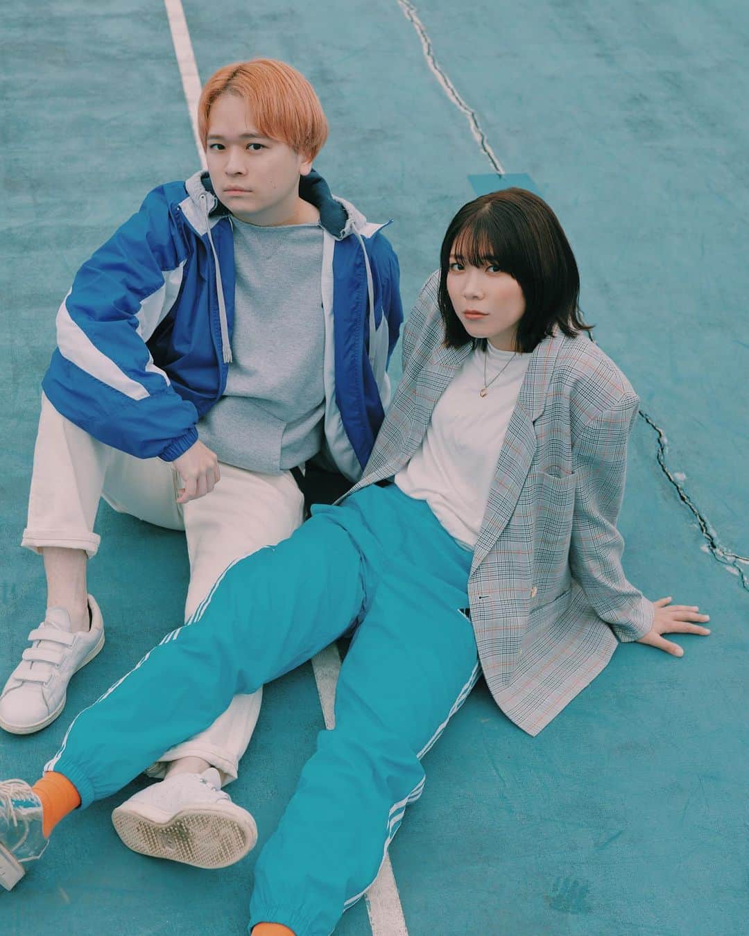 山崎あおいさんのインスタグラム写真 - (山崎あおいInstagram)「motorpool、私は10周年イヤーだったし、真琴も環境の変化があったり、お互いに何やかんやでしばらく活休状態でしたが、またゆるゆると頑張ります。  アー写も新しくしました。あまり大きなことは言わず、楽しくDIYな音楽をやって、ライブついでに色々な街へ行き、美味しいものを食べ、新しい人と出会えるよう、マイペースに頑張ります。  前回アー写（2年半前）がコロナを予期していたかのようなソーシャルディスタンス・ポーズでしたので、今回はビビット密な写真にしてみました。オフショットも面白いのでいつか見てもらいたいな。  何はともあれ、年明けにライブも決まりましたし、色々とお待ちくださいませ。  Motorpool, we try our best again.  We have also updated the photos. I will try my best at my own pace to enjoy playing DIY music, going to various cities, eating delicious food, and meeting new people on the way to live shows.  Anyhow, we have decided to have a live concert at the beginning of the year, so please wait for a new song!!  ニワカに英語を勉強中の山崎あおいでした。」11月5日 19時55分 - yamazaki_aoi