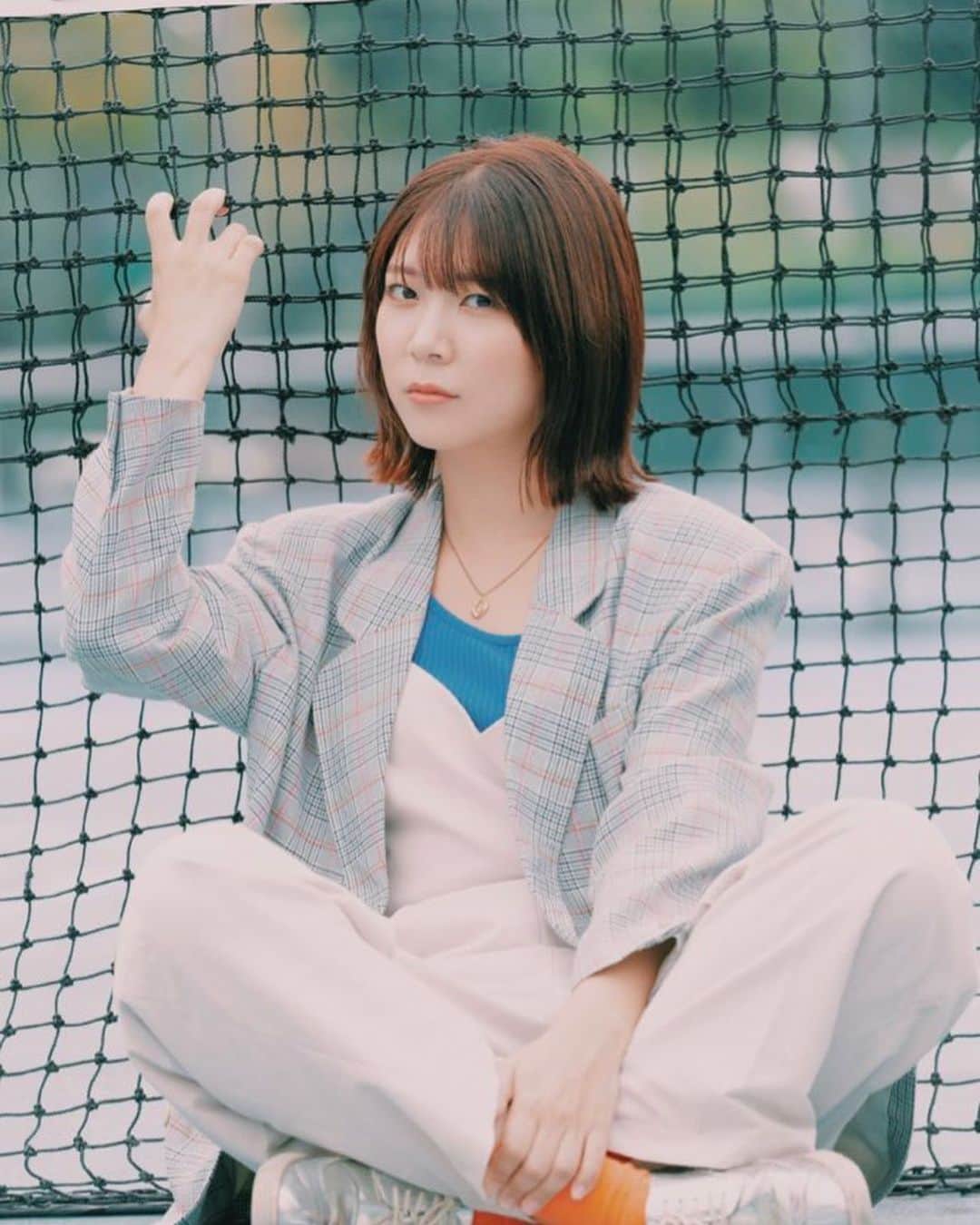山崎あおいさんのインスタグラム写真 - (山崎あおいInstagram)「motorpool、私は10周年イヤーだったし、真琴も環境の変化があったり、お互いに何やかんやでしばらく活休状態でしたが、またゆるゆると頑張ります。  アー写も新しくしました。あまり大きなことは言わず、楽しくDIYな音楽をやって、ライブついでに色々な街へ行き、美味しいものを食べ、新しい人と出会えるよう、マイペースに頑張ります。  前回アー写（2年半前）がコロナを予期していたかのようなソーシャルディスタンス・ポーズでしたので、今回はビビット密な写真にしてみました。オフショットも面白いのでいつか見てもらいたいな。  何はともあれ、年明けにライブも決まりましたし、色々とお待ちくださいませ。  Motorpool, we try our best again.  We have also updated the photos. I will try my best at my own pace to enjoy playing DIY music, going to various cities, eating delicious food, and meeting new people on the way to live shows.  Anyhow, we have decided to have a live concert at the beginning of the year, so please wait for a new song!!  ニワカに英語を勉強中の山崎あおいでした。」11月5日 19時55分 - yamazaki_aoi