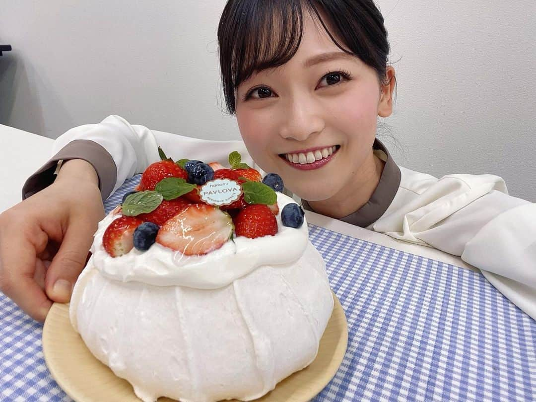 南雲穂波さんのインスタグラム写真 - (南雲穂波Instagram)「ザクザク食感の伝統菓子🎂 昨日の#ドデスカ #コレクル では#名古屋栄三越 に登場した新グルメについてお伝えしました👉✨  5月からリニューアルを進めていた名古屋栄三越の地下1階、食品フロア. 先週土曜日に「フレッシュマルシェ」がオープンし、ついに全てのお店が出揃いました！  hanafru この度リニューアルオープンしたフルーツショップ. 新鮮なフルーツをふんだんに使った見た目も華やかなスイーツがショーケースに並んでいます.  🎂パブロバ いちご 今回新登場したのは、大阪で人気の火がつき始めているというニュージーランドの伝統菓子. メレンゲを焼いて、甘さ控えめの生クリームを絞り、フルーツをたっぷりトッピングしています. 小麦を使用していないヘルシーなお菓子としても注目されているそうです.  見た目はショートケーキのような配色なのでふわふわしているのかなぁと一瞬思ったのですが、メレンゲなので外はザクザク、口に入れるとシュワッと溶けます. 中のクリームはふわとろ、メレンゲとの境界部分はもちっとした食感でなんとも新感覚でした.  サイズは全部で3種類、Sサイズならご褒美で一人占めするにもちょうどいい大きさです☻ 全て予約注文できます.  #hanafru #名古屋三越 #名古屋栄三越 #メーテレ #アナウンサー #メーテレアナウンサー #名古屋テレビ #名古屋 #nagoya #南雲穂波 #もぐロケ #私服#naturalbeautybasic」11月5日 19時56分 - honami_nagumo_nbn