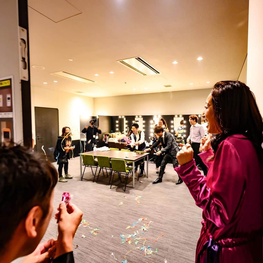 Ms.OOJAさんのインスタグラム写真 - (Ms.OOJAInstagram)「②楽屋に戻ったら サプライズが待っていた🎁💐  📸 @mnp.hoto (Masanri Naruse)  #msooja #birthdaylive」11月5日 20時21分 - msoojafaith