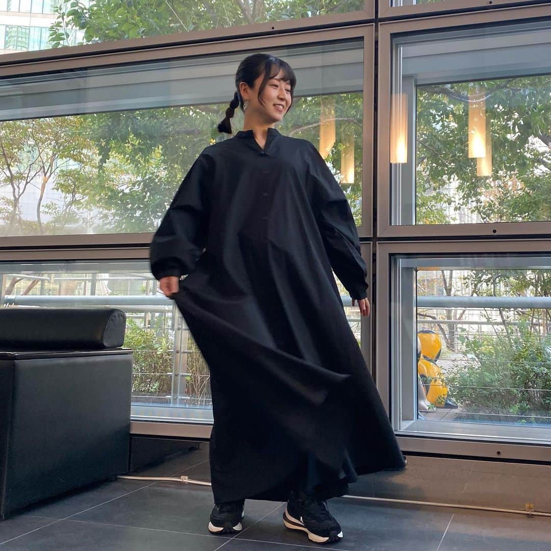 宮崎由衣子さんのインスタグラム写真 - (宮崎由衣子Instagram)「2022.11.3(木) #日本テレビ 「  #バゲット 」 @baguette_ntv  #衣装  @rosebud_official_ さま #rosebud #ローズバッド  (靴は履き替え忘れてスニーカーのまま…　#sacainike )  ★ #コーディネート　→　#スタイリスト　さま ★ #ヘアアレンジ　→　#日テレ　#ヘアメイク　さま ★顔はセルフメイク  #気象予報士  #お天気キャスター #153cm  #低身長コーデ　　　 #今日の服　#今日のコーデ　#大人コーデ #今日の衣装　#テレビ衣装　#衣装提供 #ワンピースコーデ #ミディアムヘア  #ミディアムヘアアレンジ #くせ毛 　 #japanese #ootd #weatheranchor  #기상캐스터　#氣象主播   (※マスク外しは解説時と撮影時のみ)」11月5日 11時30分 - wm_yuitea