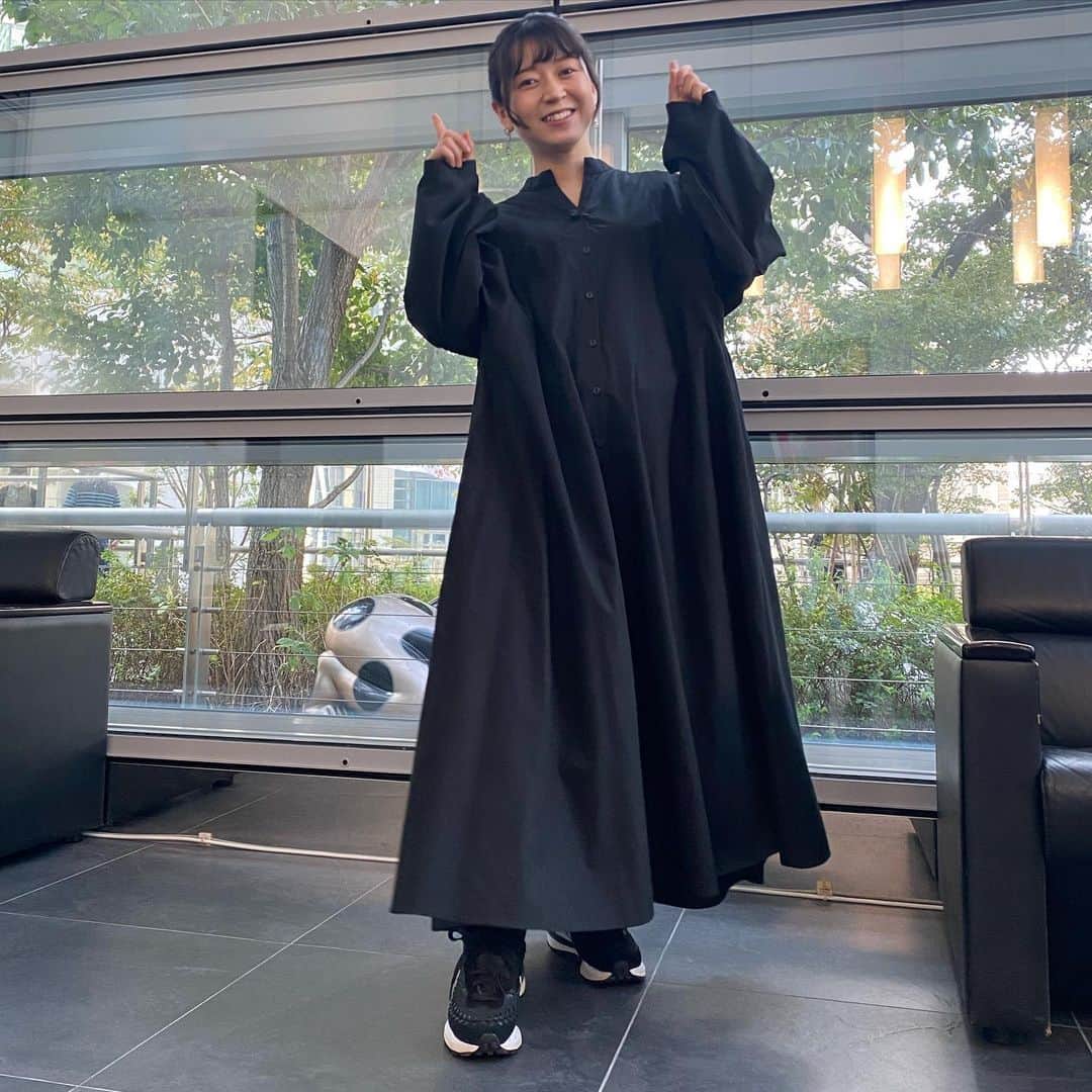 宮崎由衣子さんのインスタグラム写真 - (宮崎由衣子Instagram)「2022.11.3(木) #日本テレビ 「  #バゲット 」 @baguette_ntv  #衣装  @rosebud_official_ さま #rosebud #ローズバッド  (靴は履き替え忘れてスニーカーのまま…　#sacainike )  ★ #コーディネート　→　#スタイリスト　さま ★ #ヘアアレンジ　→　#日テレ　#ヘアメイク　さま ★顔はセルフメイク  #気象予報士  #お天気キャスター #153cm  #低身長コーデ　　　 #今日の服　#今日のコーデ　#大人コーデ #今日の衣装　#テレビ衣装　#衣装提供 #ワンピースコーデ #ミディアムヘア  #ミディアムヘアアレンジ #くせ毛 　 #japanese #ootd #weatheranchor  #기상캐스터　#氣象主播   (※マスク外しは解説時と撮影時のみ)」11月5日 11時30分 - wm_yuitea