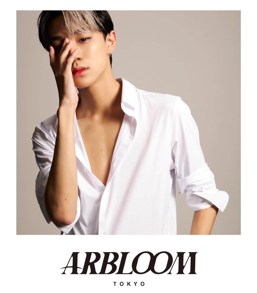 のぶはるのインスタグラム：「この度ARBLOOMというピアスブランドのイメージモデルを務めさせて頂きました。  brand @arbloom_tokyo   hair make @logreena  @log_omotesando」