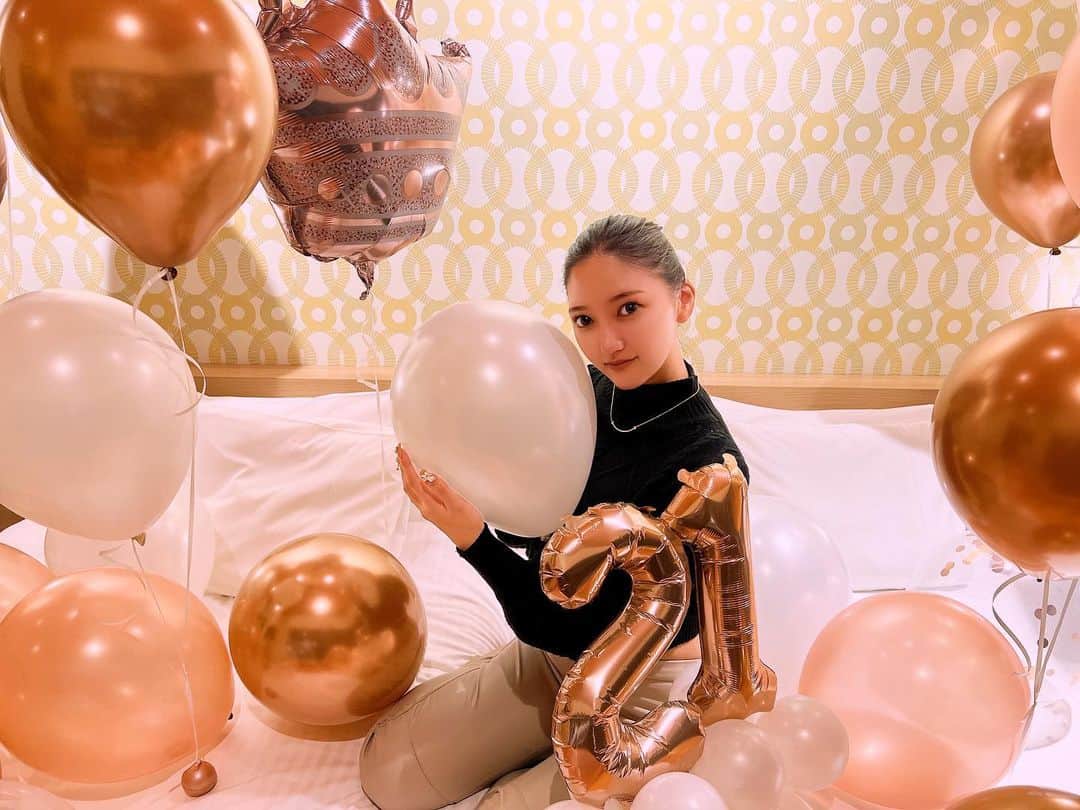 のインスタグラム：「🎂21🎂 . 気づいたら大人に🤣もう21歳🥺1年が驚くべきスピードで進んで行ってます笑今年は過去を気にせず前だけをみて何事にも進める様にしたいと思います！ 21歳の私も好きでいてね😻 . #21 #birthday #🎂 #🎈 #love #l4l #instagood #ootd #생일 #생일파티 #일본여행 #usj #大阪 #팔로미 #🇯🇵」