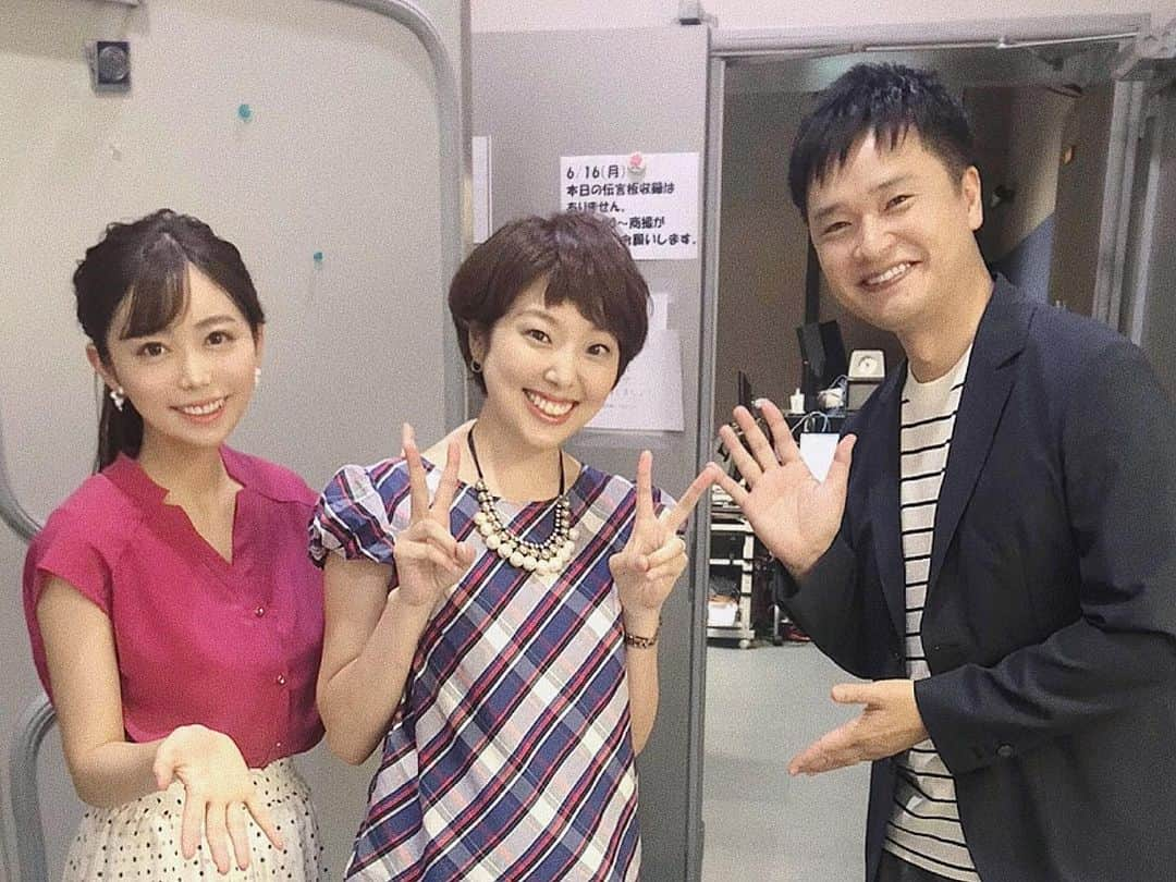 辻満里奈さんのインスタグラム写真 - (辻満里奈Instagram)「退社時にアナウンス部の先輩、武田早絵アナから頂いたフレグランスウォーター✨  使うのが勿体無くて、ずーっと部屋に飾っていたのですが、、、(逆に勿体無い😂)  今日大事な予定があるので思い切って使ってみると、もう飛び上がって踊り出したくなっちゃうくらいいい香り〜💃🌿✨  これから少しずつ、大切に大切に使わせて頂きます♡  ※２枚目の写真は、2年前に撮ったものです😊  #フレグランスミスト #フレグランスウォーター #culti #rkb毎日放送 #アナウンサー #武田早絵 アナ #フリーアナウンサー #セントフォース #辻満里奈」11月5日 12時34分 - marina__tsuji