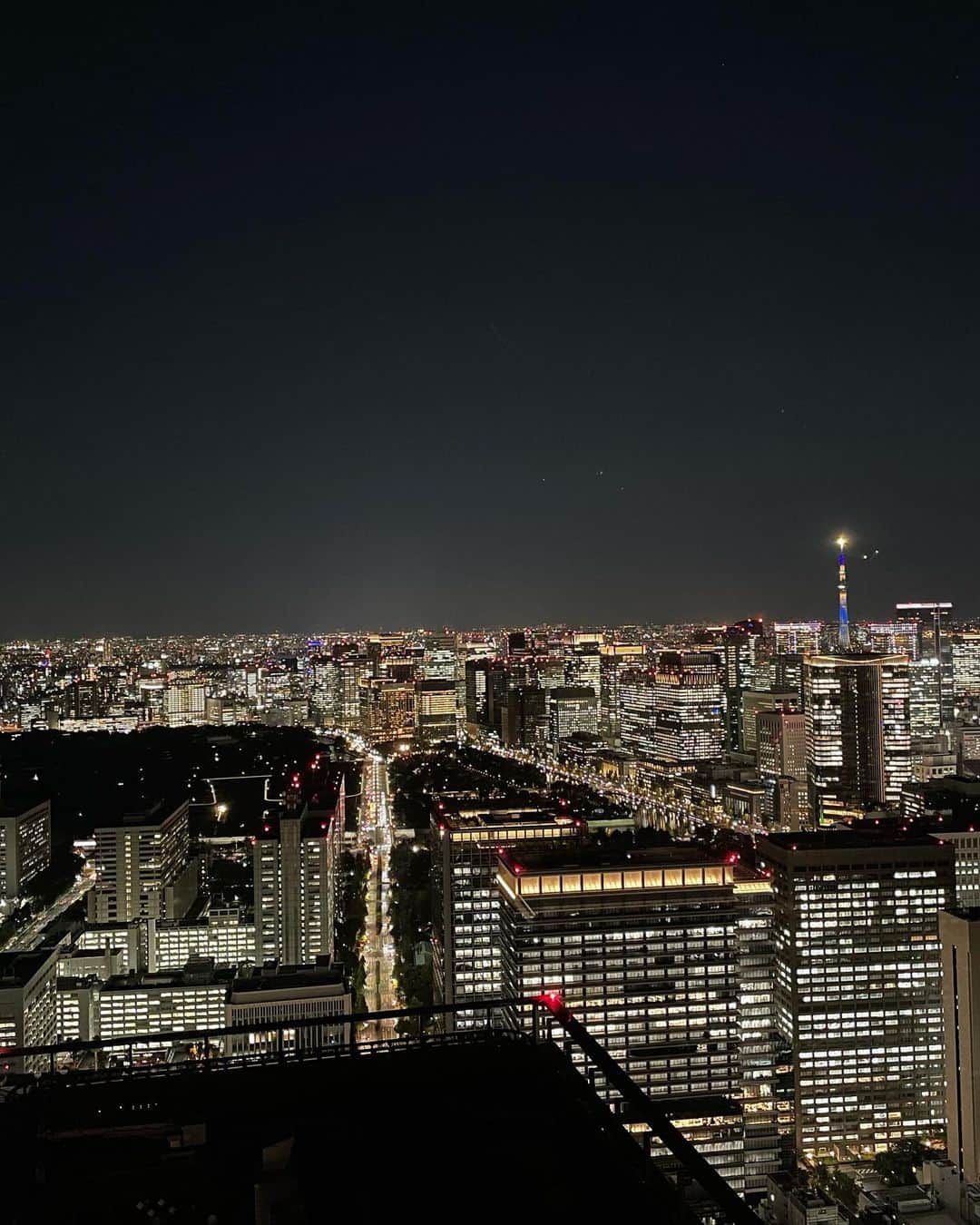 橋本志穂さんのインスタグラム写真 - (橋本志穂Instagram)「先日のハロウィン🎃 東京タワーも スカイツリーも眺めることができて 夜景絶景‼️ 写真消す前にのせとこ。 スマホのストレージがいっぱいで、昨日どうしても撮影したかったのができなかったの💦 写真の断捨離〜 みんなで写ってるのは消せないけどね〜❣️ なほみさんの総額○億円のジュエリーを お借りして気取ってみた写真もー。 重たかった〜^_^ 初めて行った虎ノ門のアンダーズってホテルに お上りさん気分でした。 エスカレーターの装飾まで美しかったなぁ  #絶景 #夜景 #東京タワー #スカイツリー #アーバンライフ #あんだーず虎ノ門」11月5日 13時15分 - shihohashimoto3