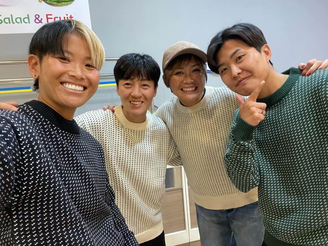 田中明日菜のインスタグラム：「. 久しぶりに4人揃った🫶 会えてうれしかった☺️ クッキーBBA韓国まで来てくれてありがとう👵🍪 おそろいニットもありがとう🧶」