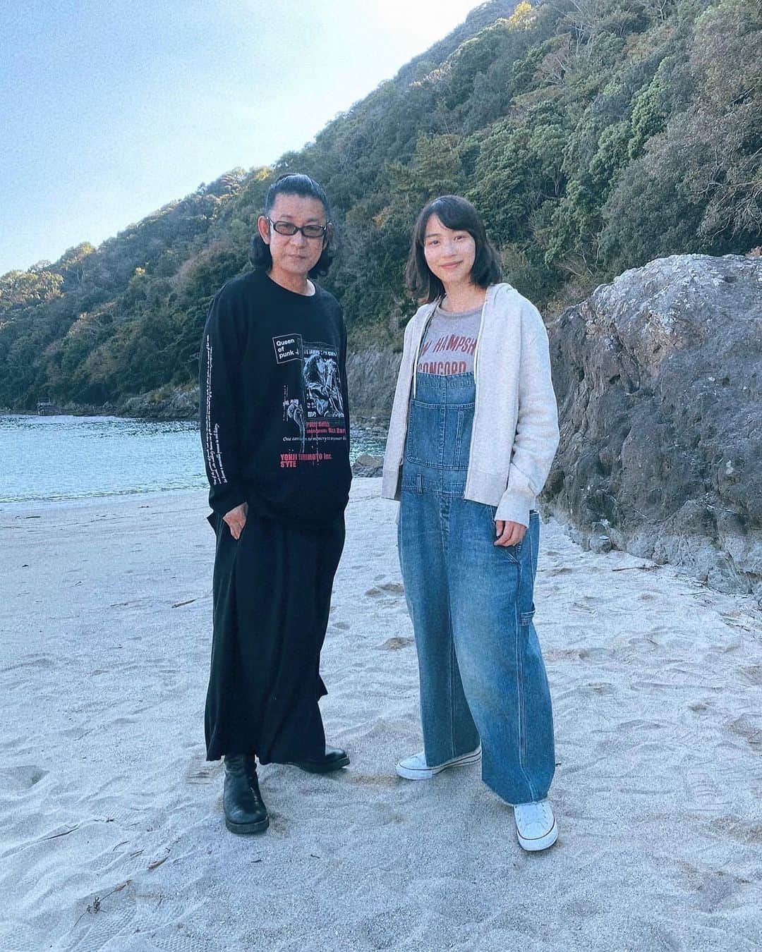 のん（能年玲奈）さんのインスタグラム写真 - (のん（能年玲奈）Instagram)「お父さんの永瀬正敏さんと！ 崖のシーンが好きです。 満たされた時間でした👼  #天間荘の三姉妹」11月5日 13時37分 - non_kamo_ne