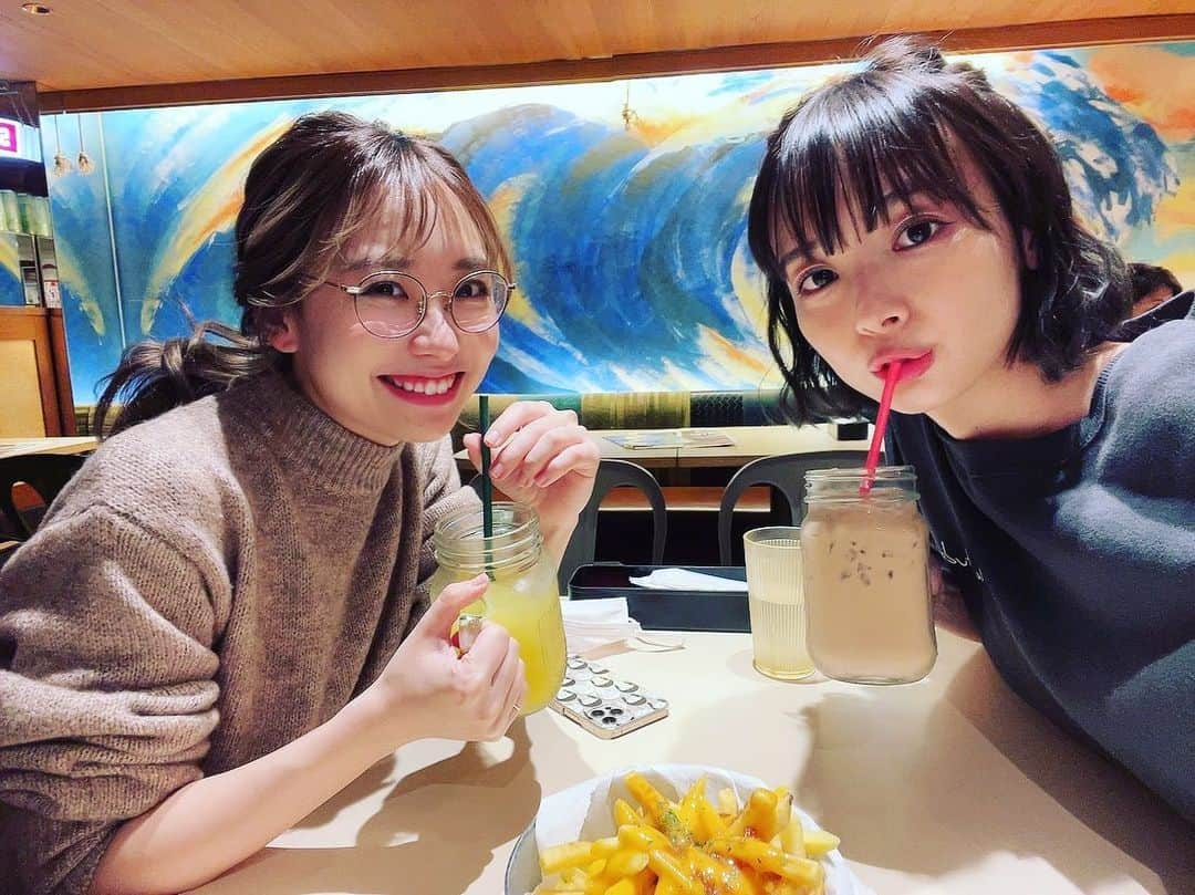 丸山奏子のインスタグラム：「今週は実はおかぴ祭り☺️ 二人ともたべるの好きだからちょっとした時間ができたらなんか食べてる🍖  話してるとこんなに性格違うんだ！！！となるけどもそれがまたいい🥳」