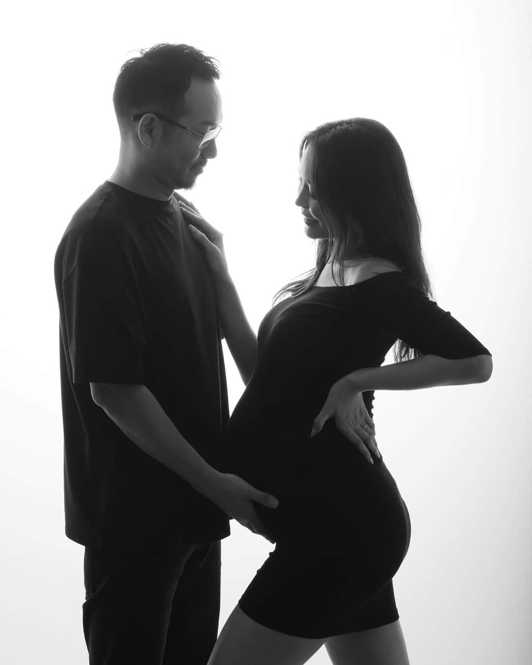 酒井麻里（Juri）さんのインスタグラム写真 - (酒井麻里（Juri）Instagram)「NO COFFEEのコラボTシャツを 大活躍させる夫婦w  いつも2人で笑い転げてるけど これからは3人でたくさん笑って過ごせたらそれだけで🫶🏽  #pregnant #maternity」11月5日 14時52分 - jurixoxoxo