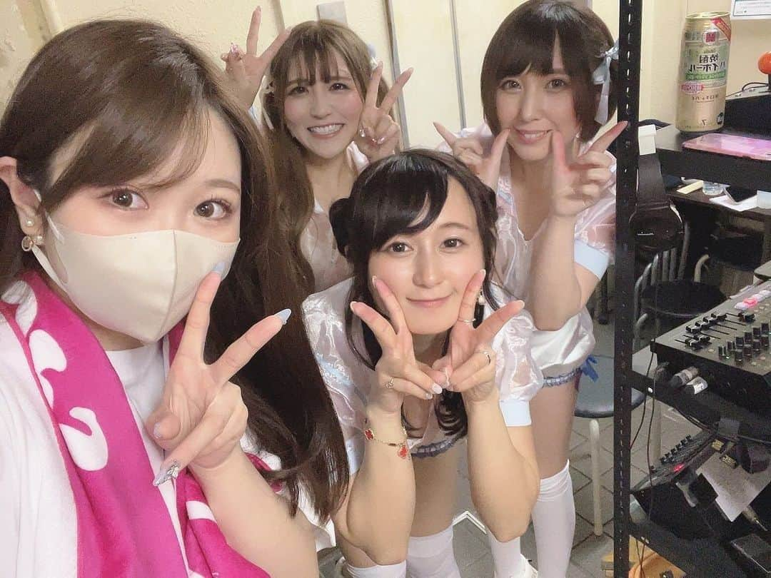 愛原れのさんのインスタグラム写真 - (愛原れのInstagram)「10月9日は加入から7年活動したアイドルユニット🎤ラブリーポップスの解散LIVEでした🌸 コロナ禍で2度延期になって解散発表から2年近く経ってようやく開催出来たラストライブ😂💕 その間に子を産んで母になってるとは想像もしてなかったし産後ちゃんと踊ったり出来んのかも不安だったけど最後までやり遂げることが出来て本当によかった！！✌️💕 ラブポのメンバーとして過ごした7年は私にとって宝物です♥️ ラブポをきっかけに私のことを知ってくれた皆さん、ラブポを応援してくれた皆さん、LIVEやイベントでご一緒して下さった皆さん本当にありがとうございました😌♡ そして何よりもあっち＆まりあちゃんありがとうっっ❣️❣️❣️ それからラストにもう一度一緒に踊れたOGのれな氏、7年前に私をラブポに加入させてくれてありがとう🥰 ラブポちゃんずっと大好きだぁぁあああ！！🫶💕 ＊ ＊ ＊ #新宿 #レフカダ #アイドルユニット #アイドル #LIVE #解散 #ラストライブ #ラブリーポップス #ラブポ #愛原れの #星空もあ #大河まりあ #大森玲菜 #市川愛茉 #愛茉ちん見に来てくれてありがとう🫶💕」11月5日 20時38分 - reno_aihara