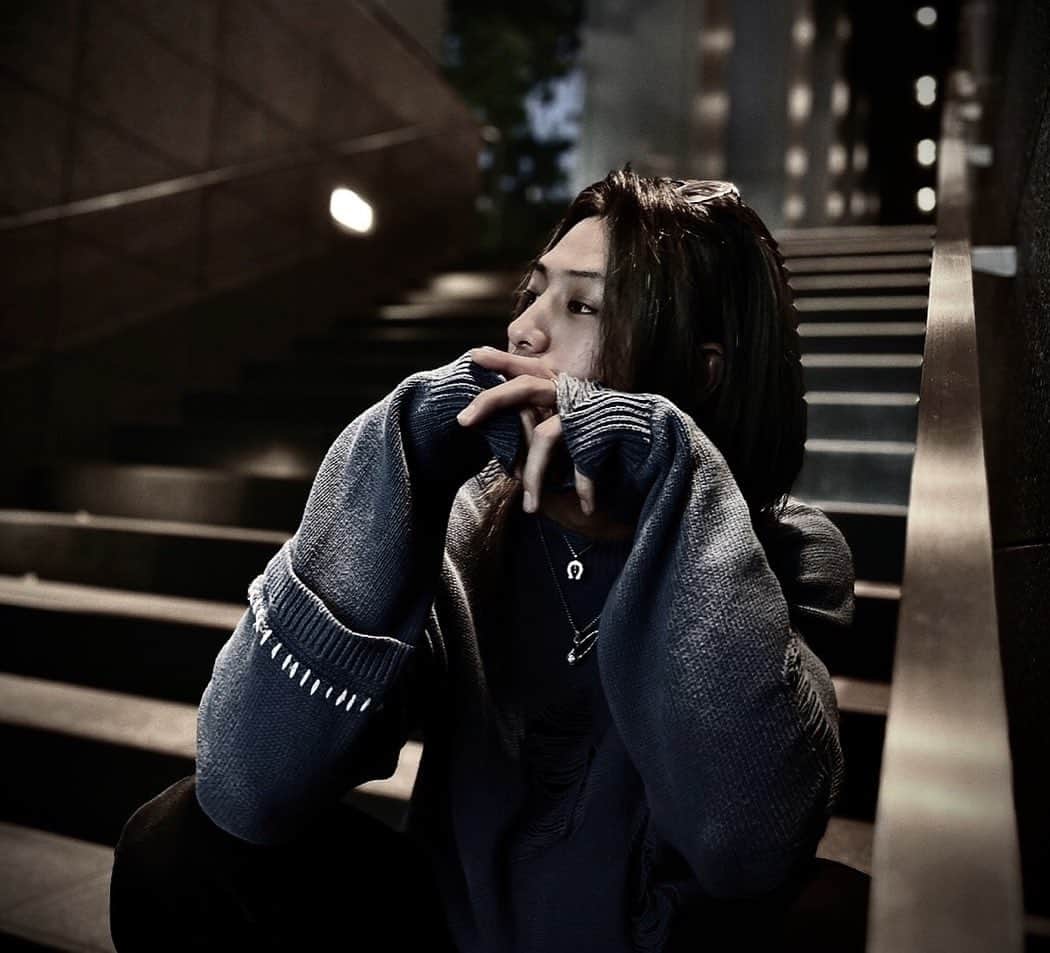 のインスタグラム：「Happy Birthday to me  11月2日は誕生日でした！しかし。誕生日前に携帯がバリバリになってまったく使えなくなってしまい、今更投稿になってしまった‥‥早く交換してきます。 23歳最後の最後にえらいこっちゃだった。 おめでとう、ほしいなっ。  最近はお昼と夜で気温差が激しいからみんな体調崩さないようにねっ！あと、携帯壊さないように注意してね。  #誕生日  #はっぴーばーすでー  #happybirthday  #ウルフカット#メンズヘア  #허쉬컷 #염색 #머리스타그램 #finder  #instalike  #portraitphotography  #portrait#jpphotography  #instagood #photooftheday」