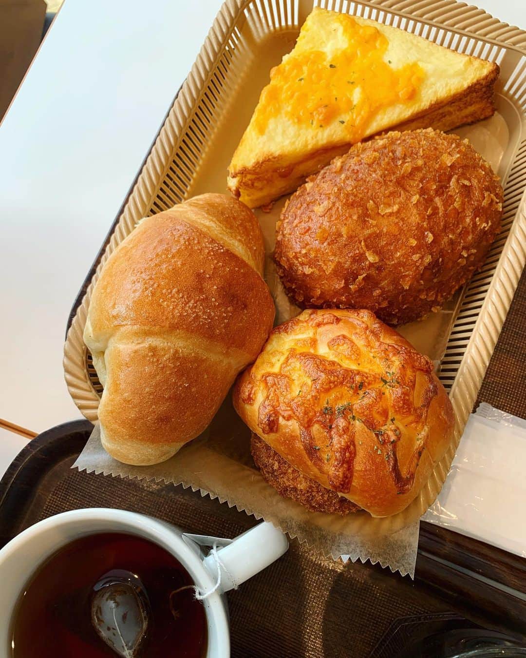 長見玲亜のインスタグラム：「焼き立てって文字に惹かれちゃった🥐🍞💖」