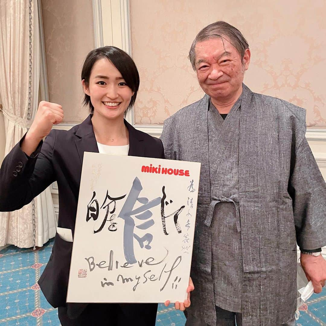 清水希容さんのインスタグラム写真 - (清水希容Instagram)「書道家の吉川壽一先生とご縁があり、 私が大事にしている "自分を信じて" という言葉を書いて頂きました。  ありがとうございました！🖌  #書道#書道家#座右の銘#言葉#自分を信じて#道 #ミキハウス#calligraphy#calligrapher#motto#road#mikihouse#thankyou」11月5日 15時52分 - kiyou_1