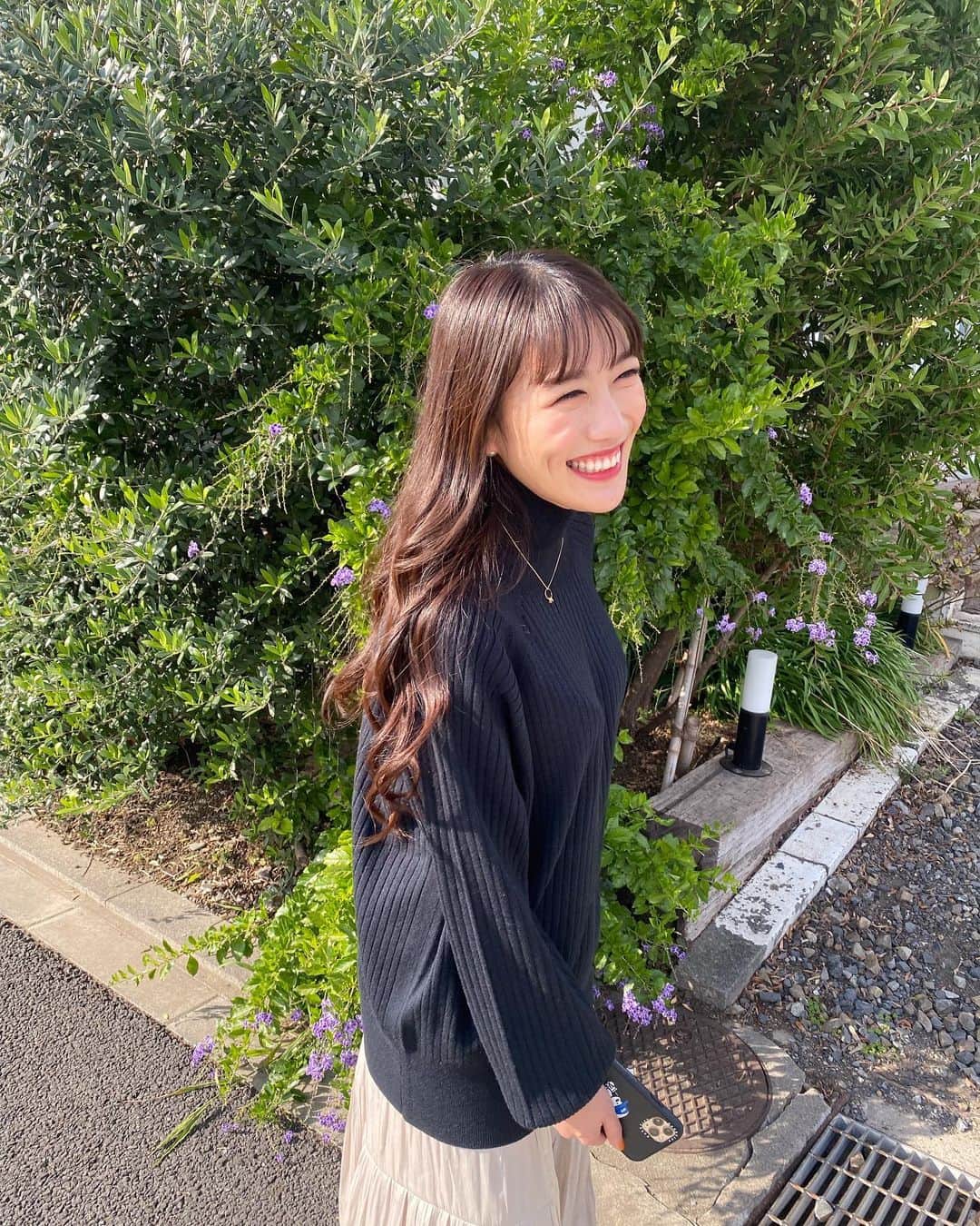 のインスタグラム：「お天気が良くて、今日は撮影の合間に外の空気たくさん吸いました😊💜  #✨」